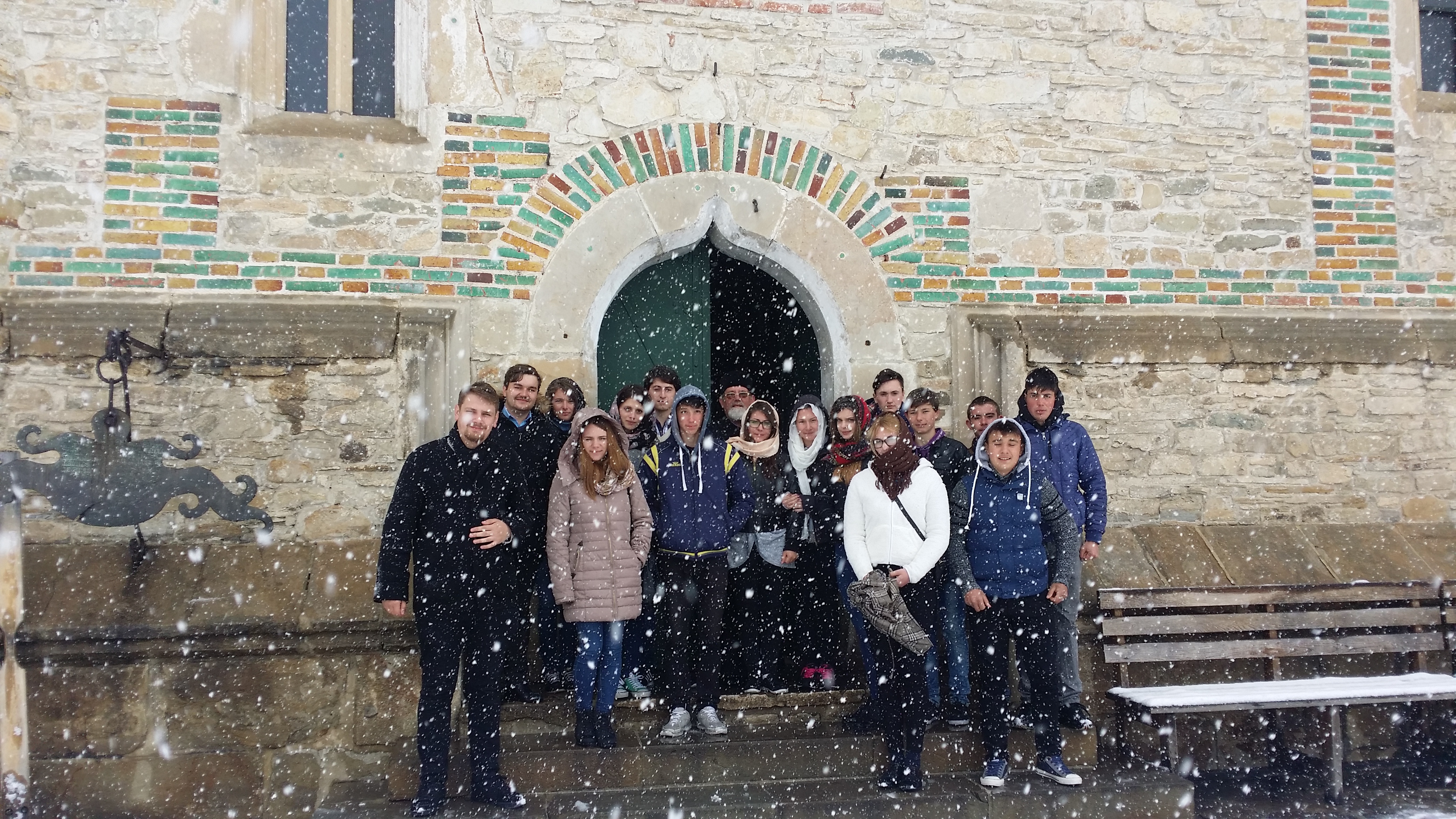 Tinerii din Drăguşeni, într-un pelerinaj luminat în Săptămâna Luminată