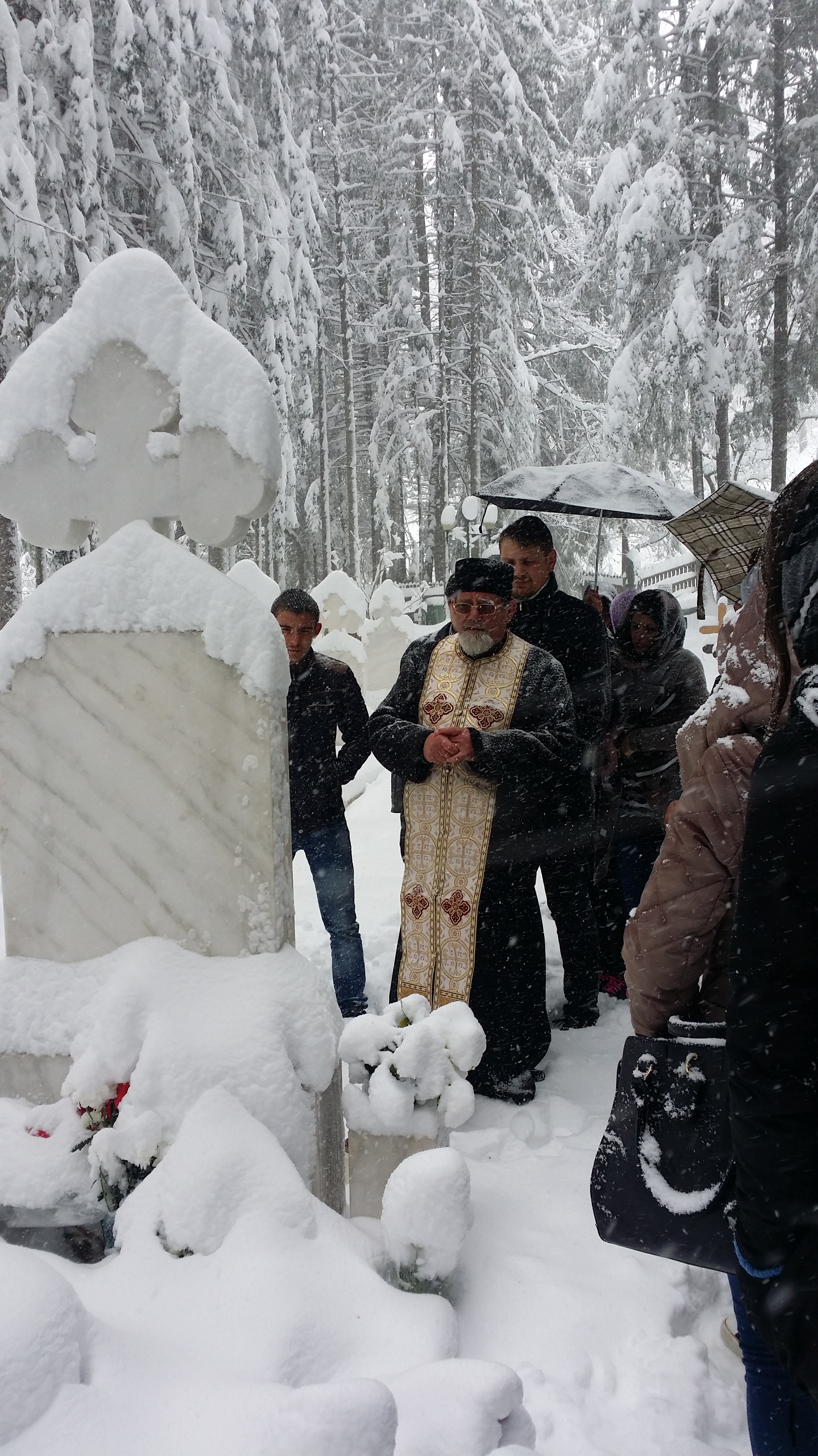 Tinerii din Drăguşeni, într-un pelerinaj luminat în Săptămâna Luminată