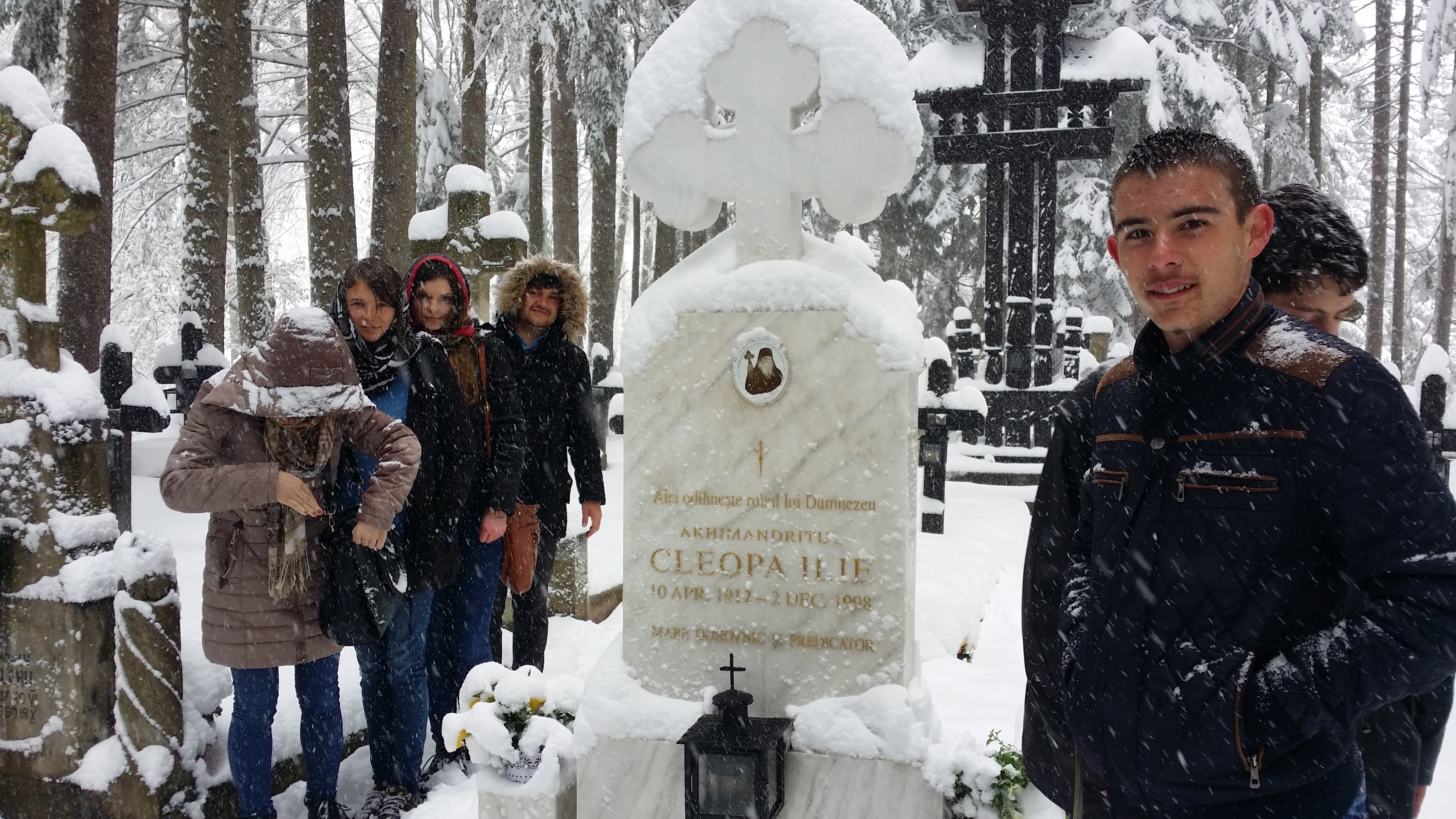 Tinerii din Drăguşeni, într-un pelerinaj luminat în Săptămâna Luminată