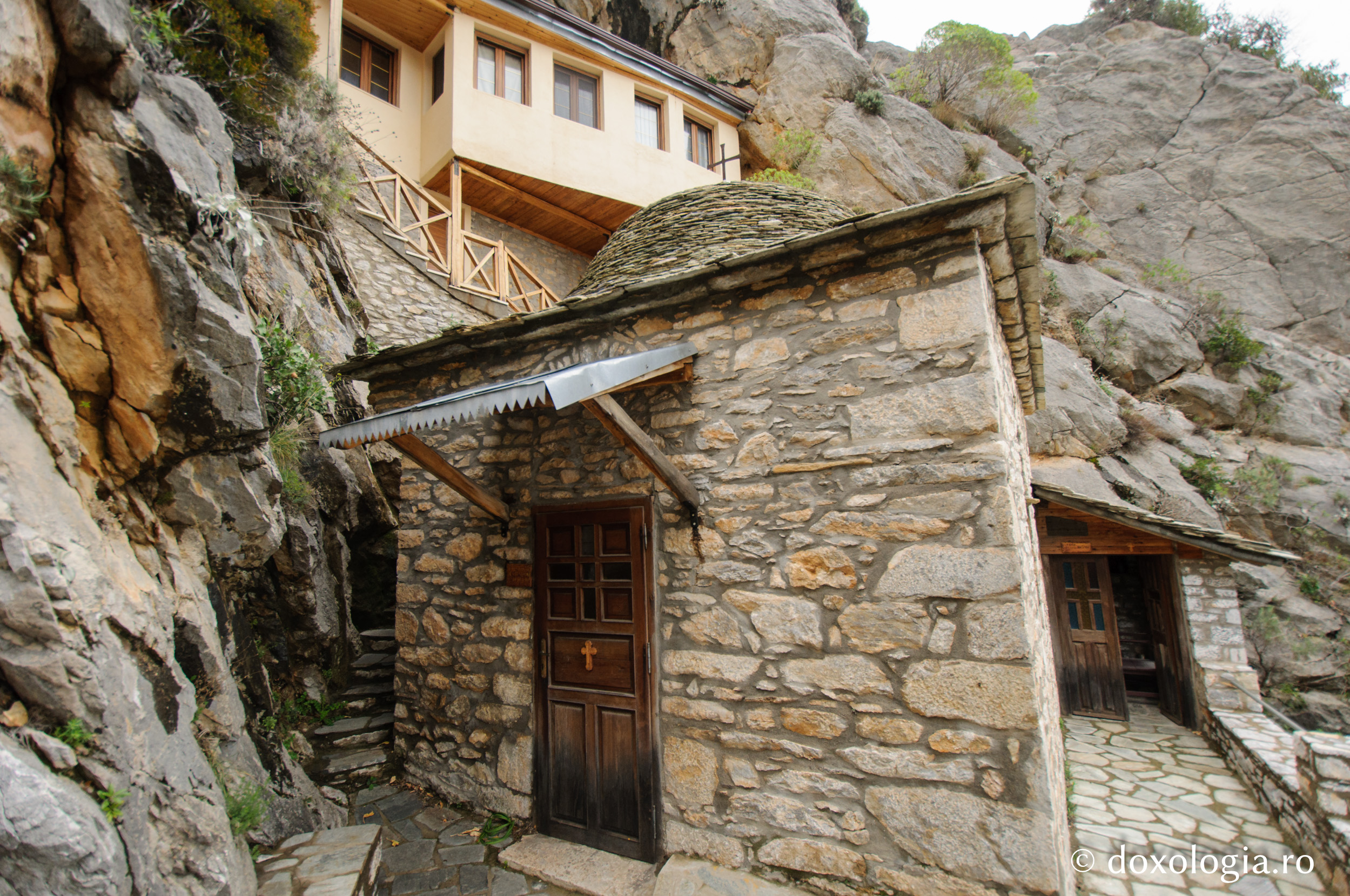 Peştera Cuviosului Nil Izvorâtorul de Mir