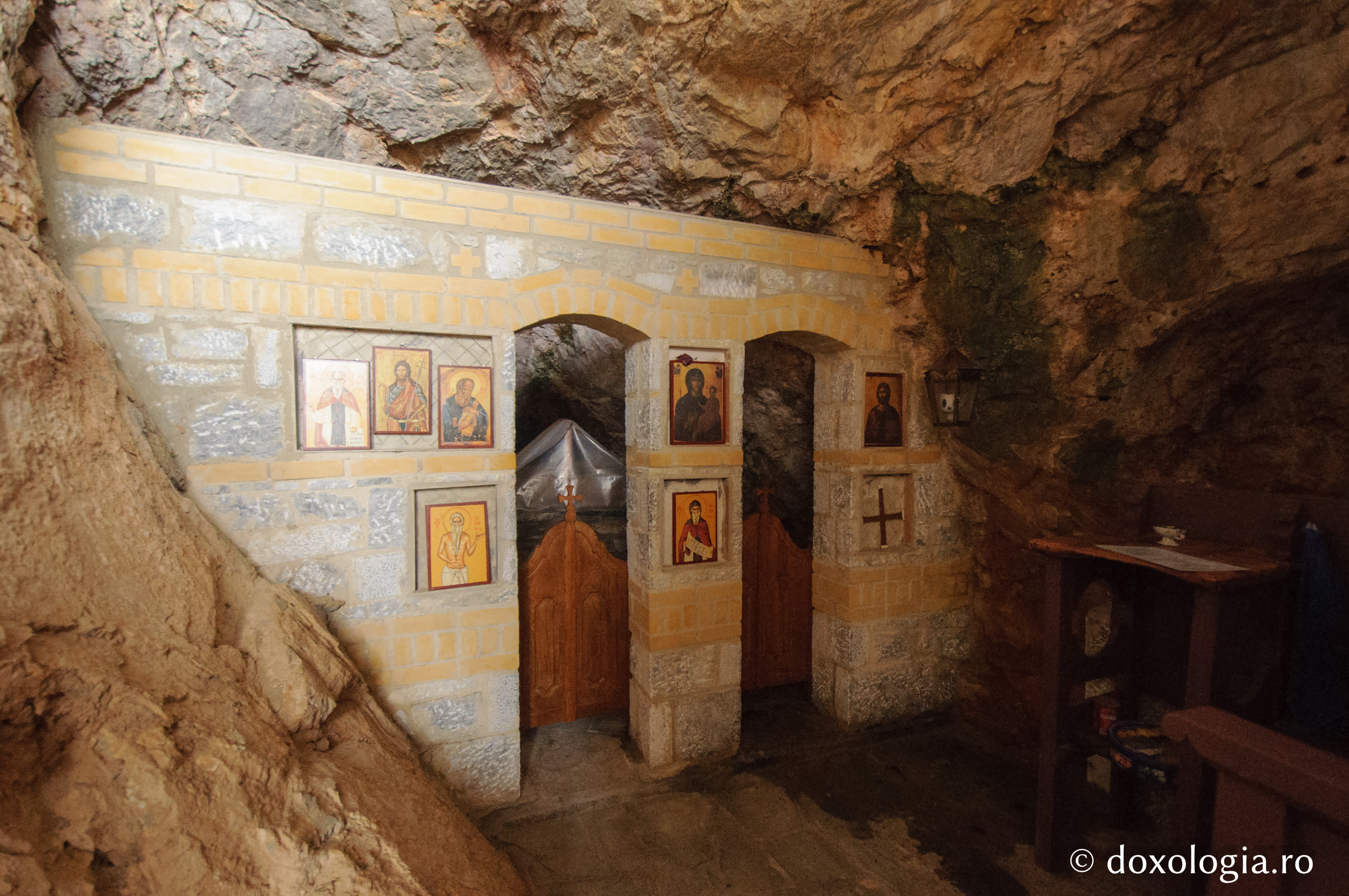 Paraclisul din peştera Sfântului Nil, Izvorâtorul de mir