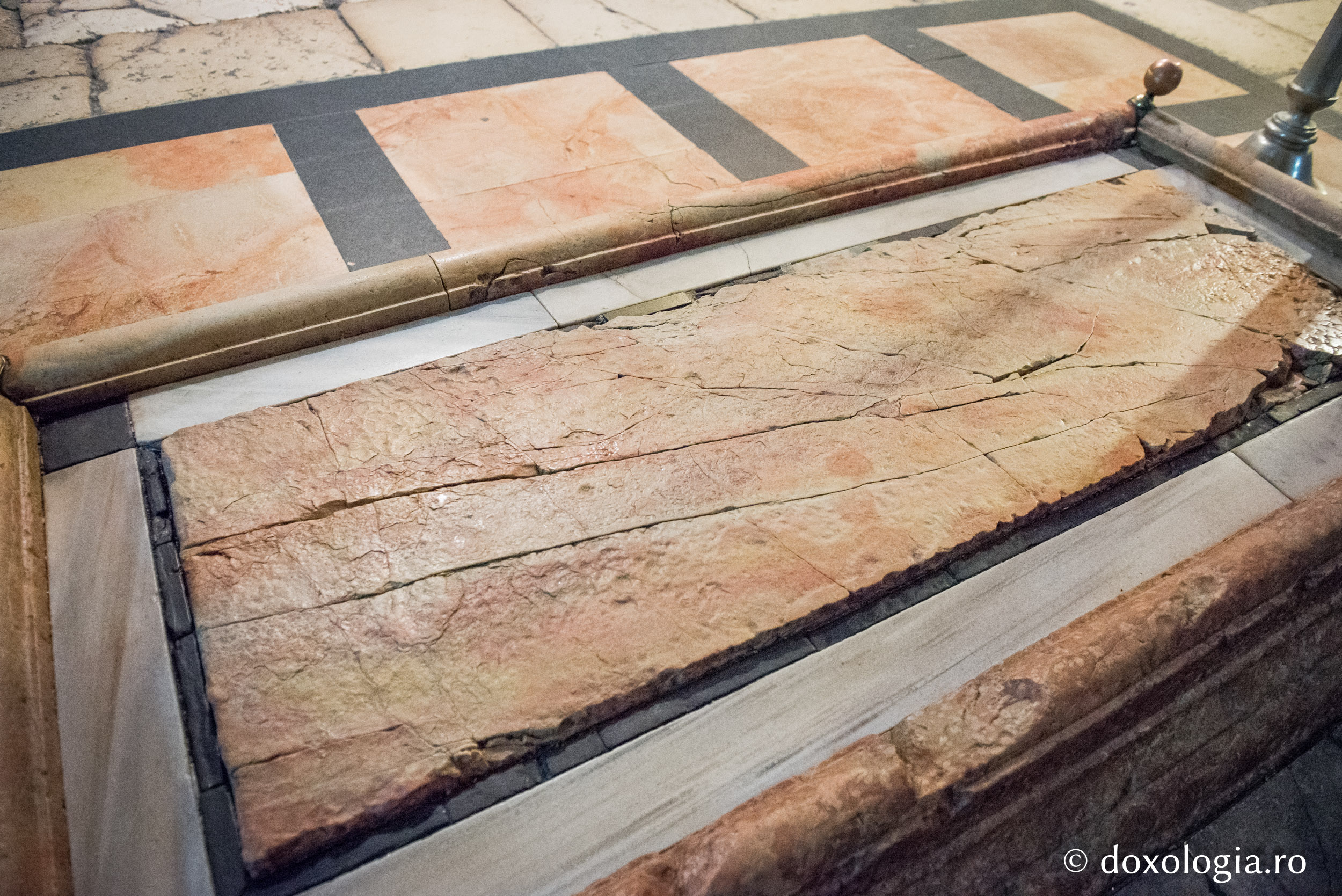 (Foto) Piatra Ungerii – locul unde a fost pregătit Trupul Mântuitorului pentru punerea în mormânt