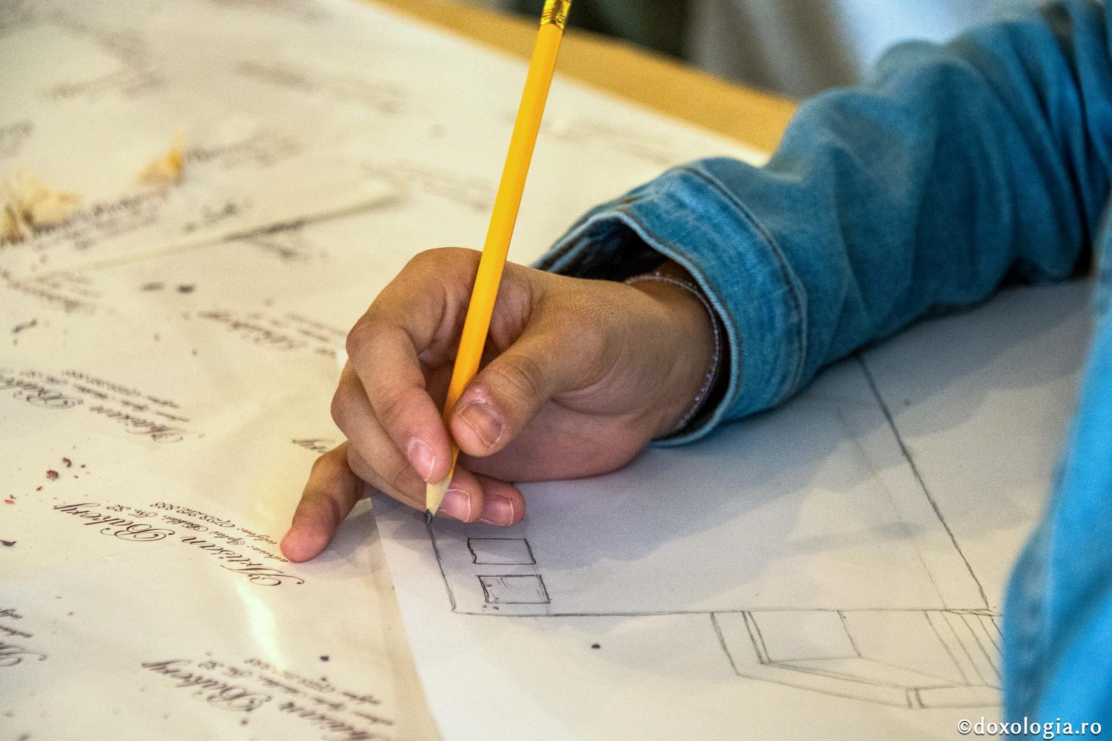 creion în mână