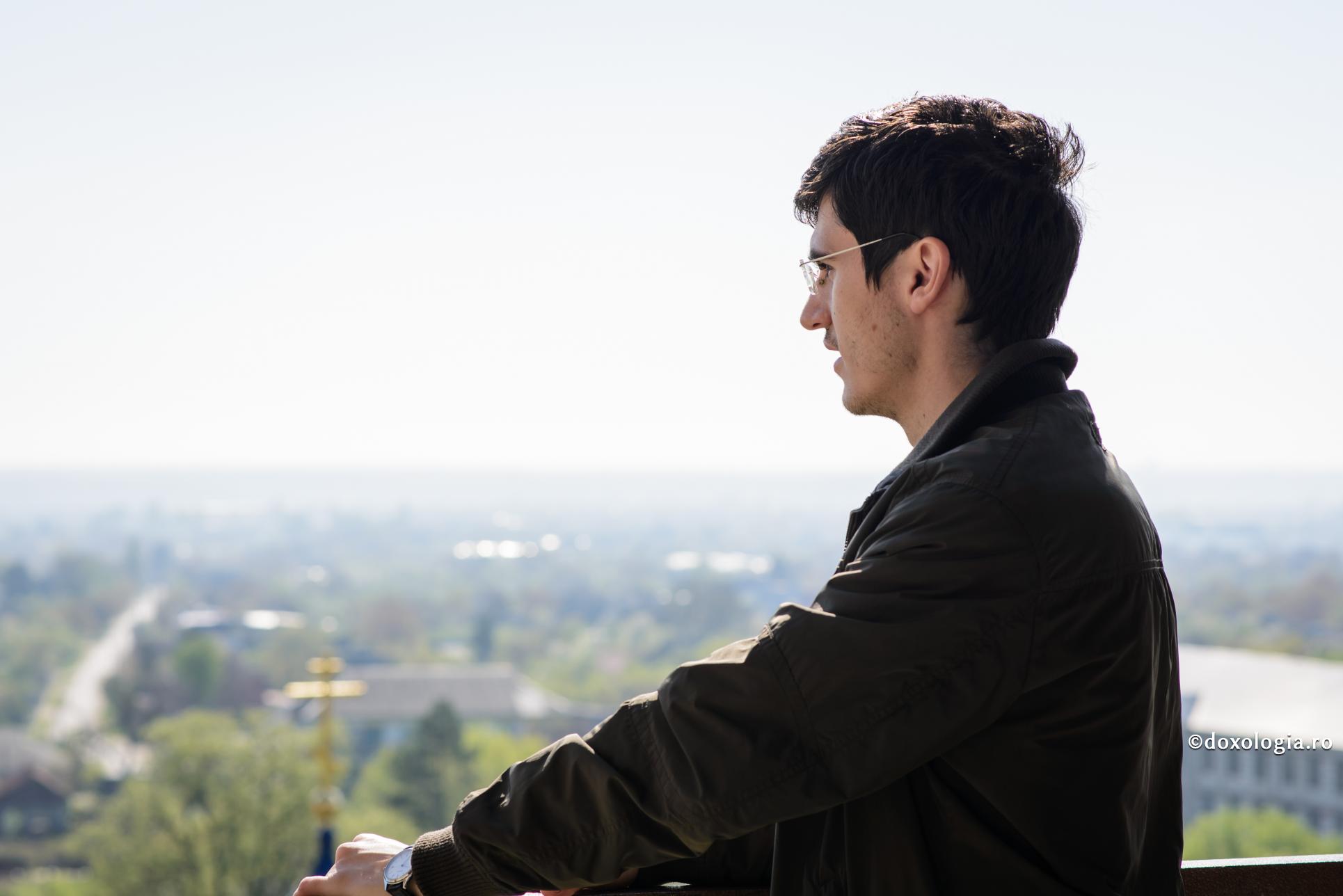 tânăr privind în zare