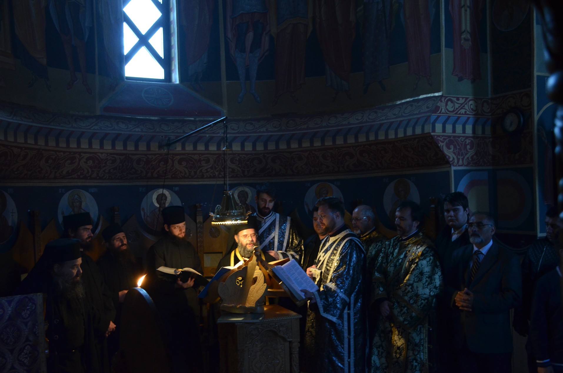 Denia celor 12 Evanghelii, oficiată de IPS Mitropolit Teofan la Mănăstirea Vlădiceni