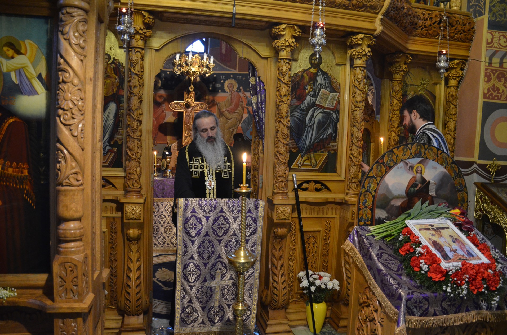 Denia celor 12 Evanghelii, oficiată de IPS Mitropolit Teofan la Mănăstirea Vlădiceni