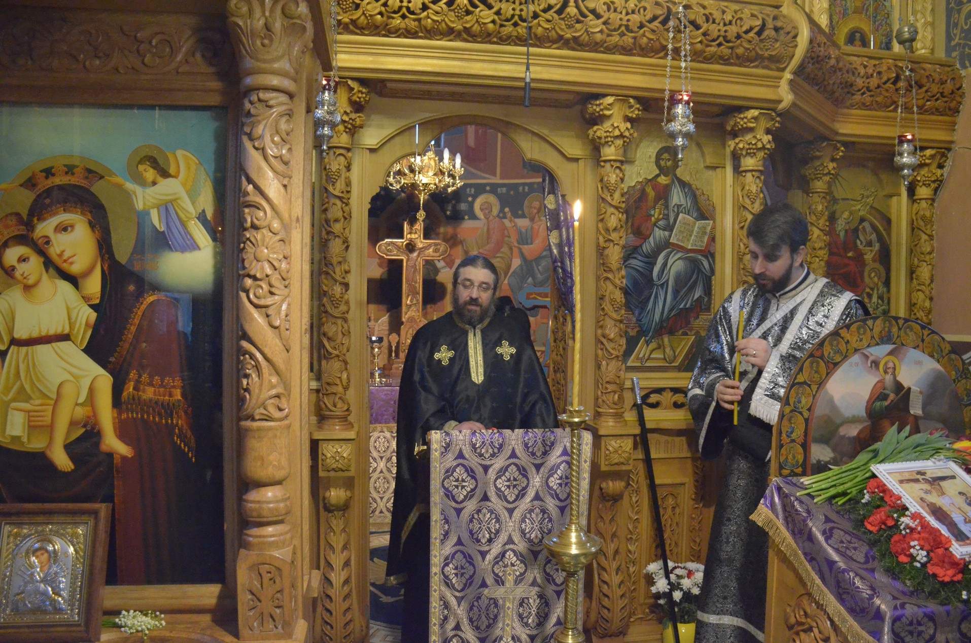 Denia celor 12 Evanghelii, oficiată de IPS Mitropolit Teofan la Mănăstirea Vlădiceni