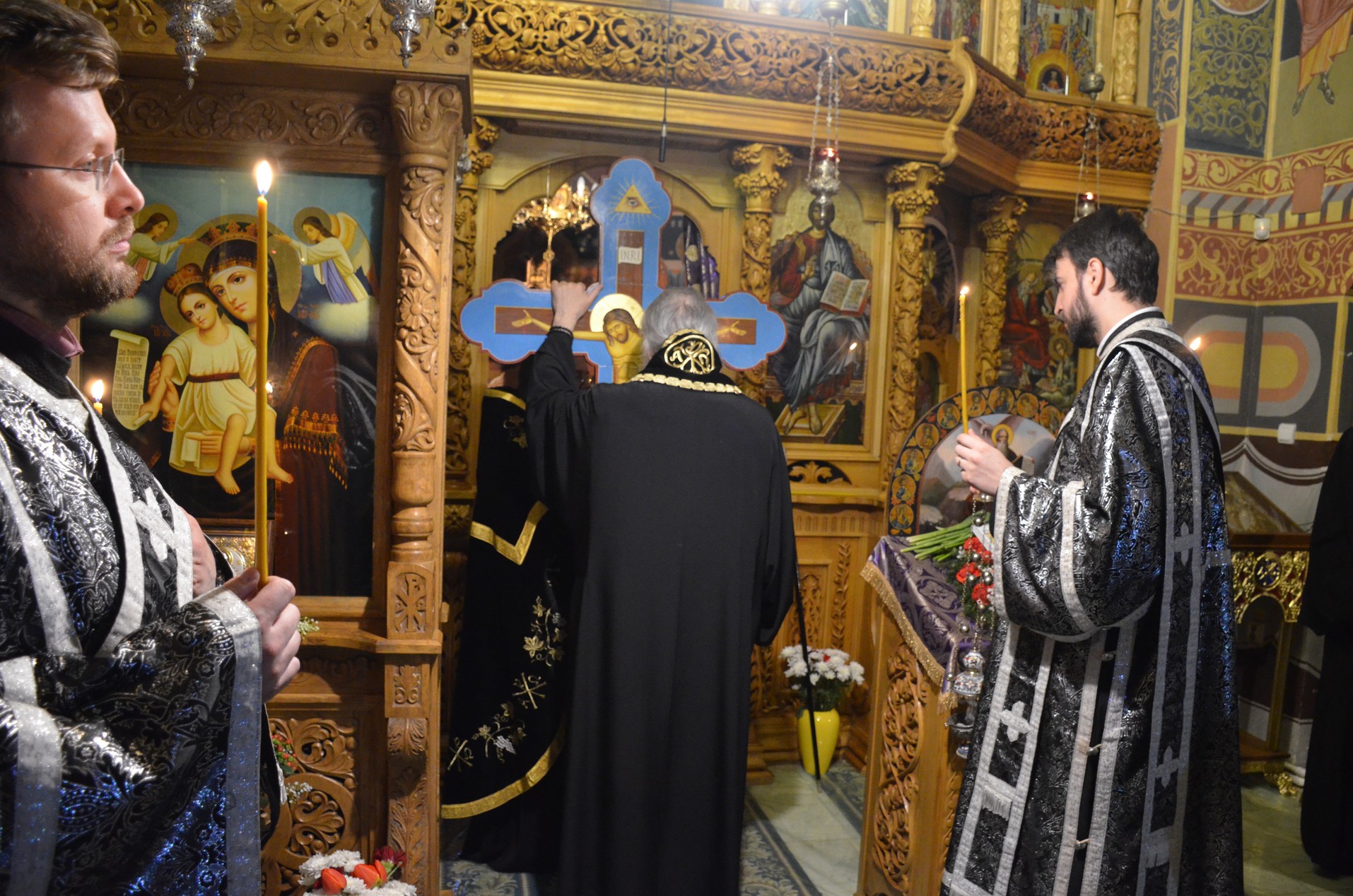 Denia celor 12 Evanghelii, oficiată de IPS Mitropolit Teofan la Mănăstirea Vlădiceni