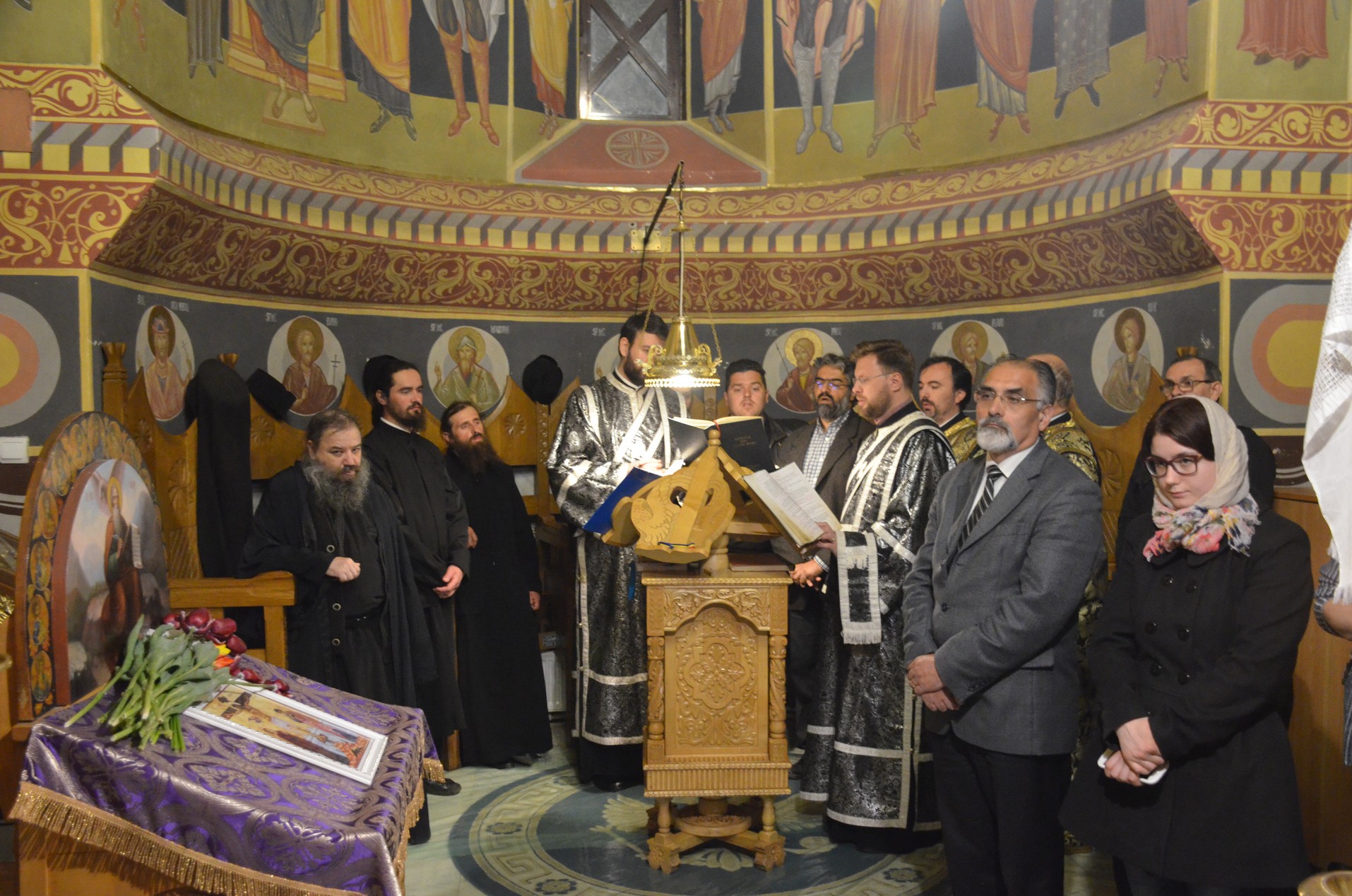 Denia celor 12 Evanghelii, oficiată de IPS Mitropolit Teofan la Mănăstirea Vlădiceni