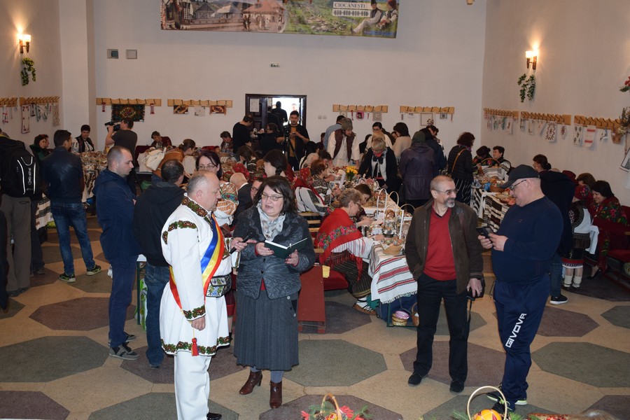 Foto: "Monitorul de Suceava" Meşteri din toată ţara la Festivalul Naţional al Ouălor Încondeiate din Ciocăneşti