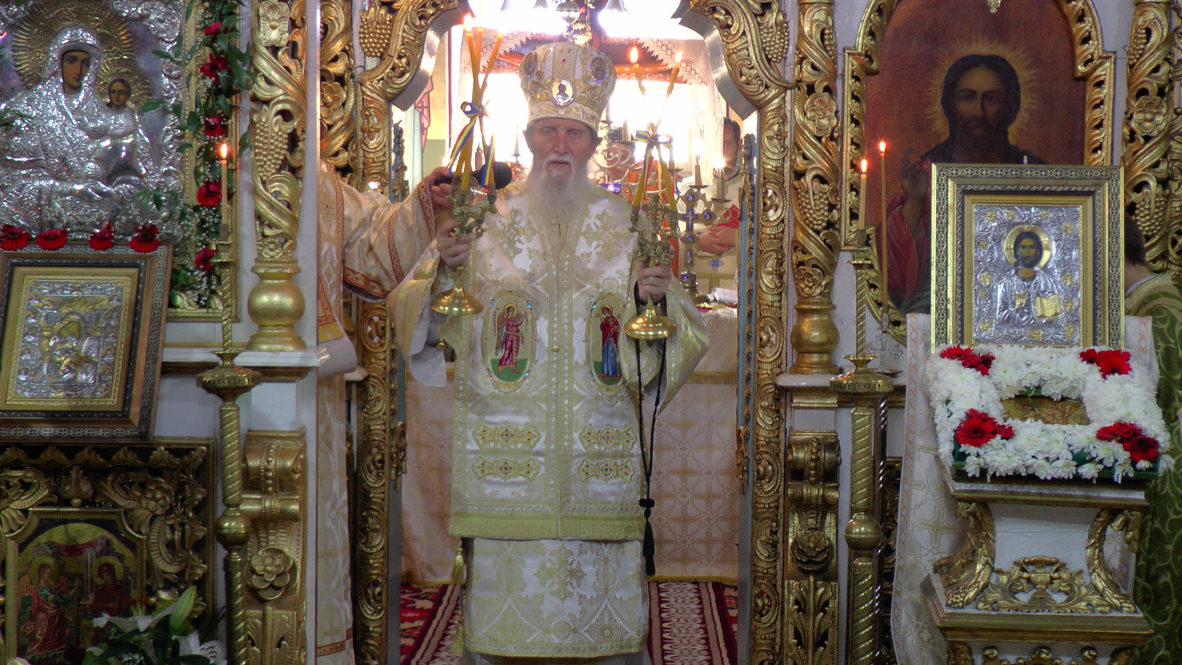 Hramul „Învierea Domnului“, serbat prin Liturghii arhiereşti