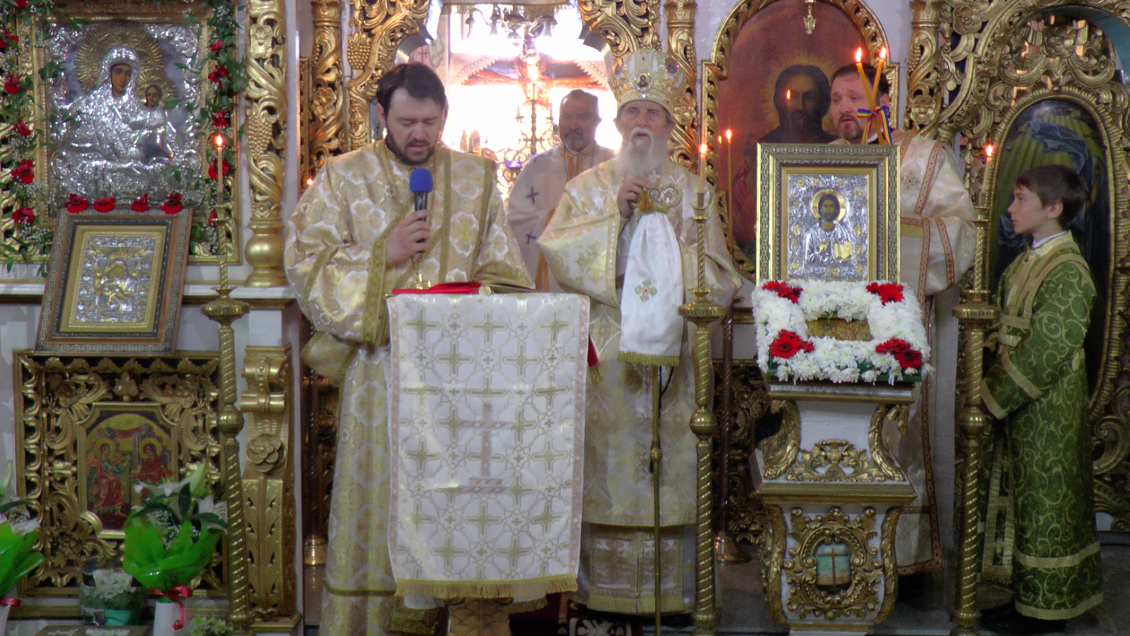 Hramul „Învierea Domnului“, serbat prin Liturghii arhiereşti