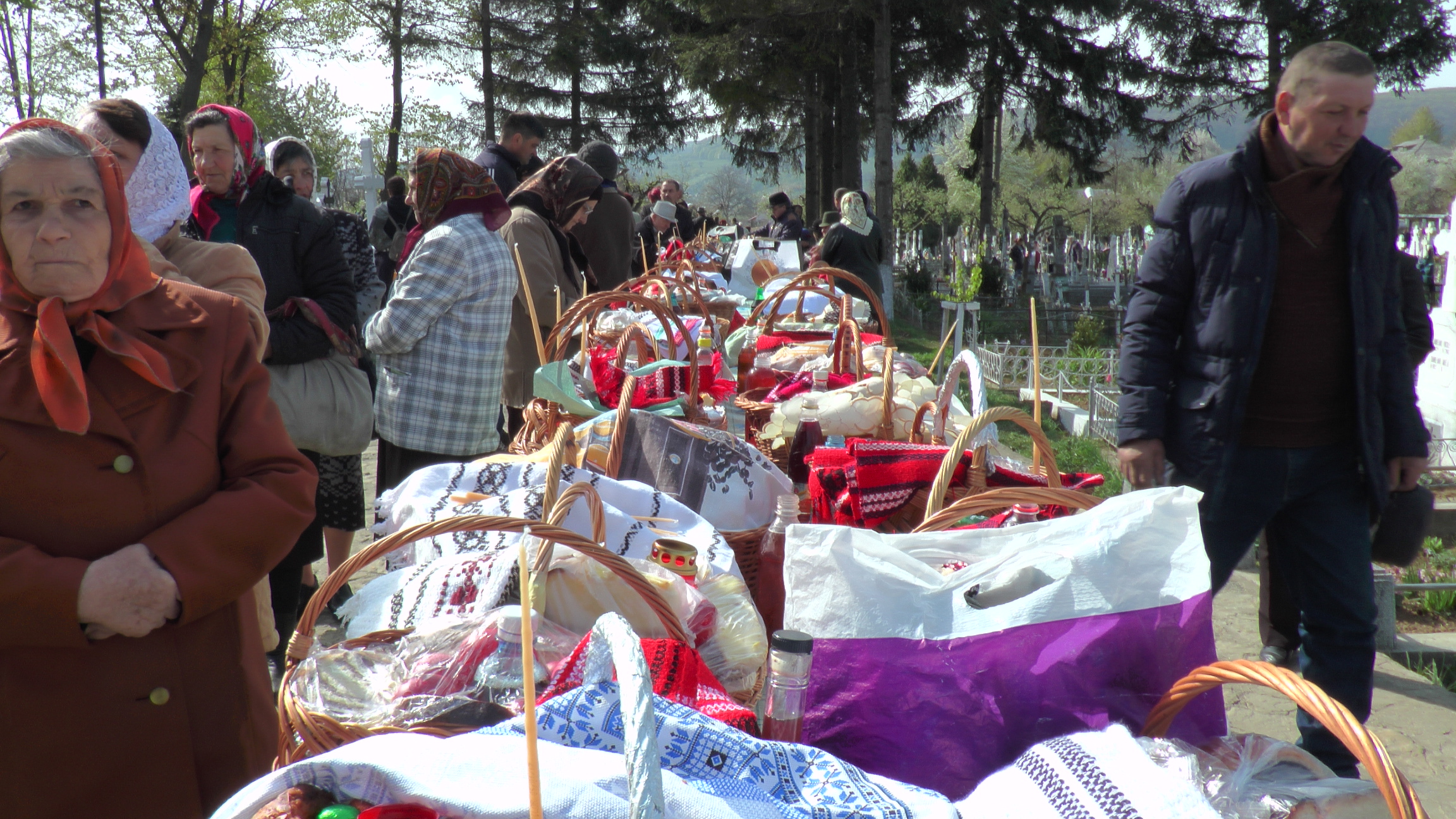 Hramul „Învierea Domnului“, serbat prin Liturghii arhiereşti