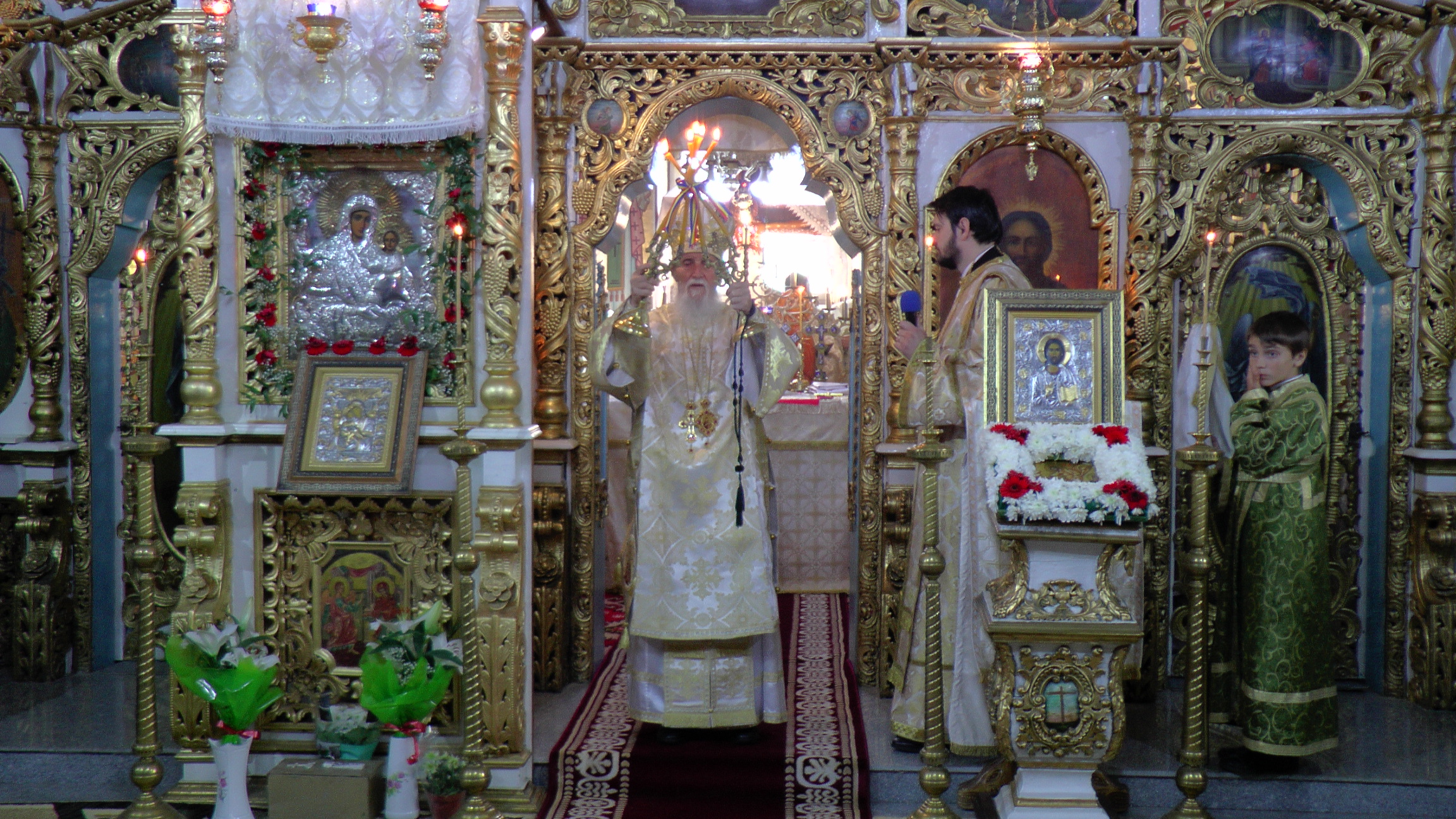 Hramul „Învierea Domnului“, serbat prin Liturghii arhiereşti