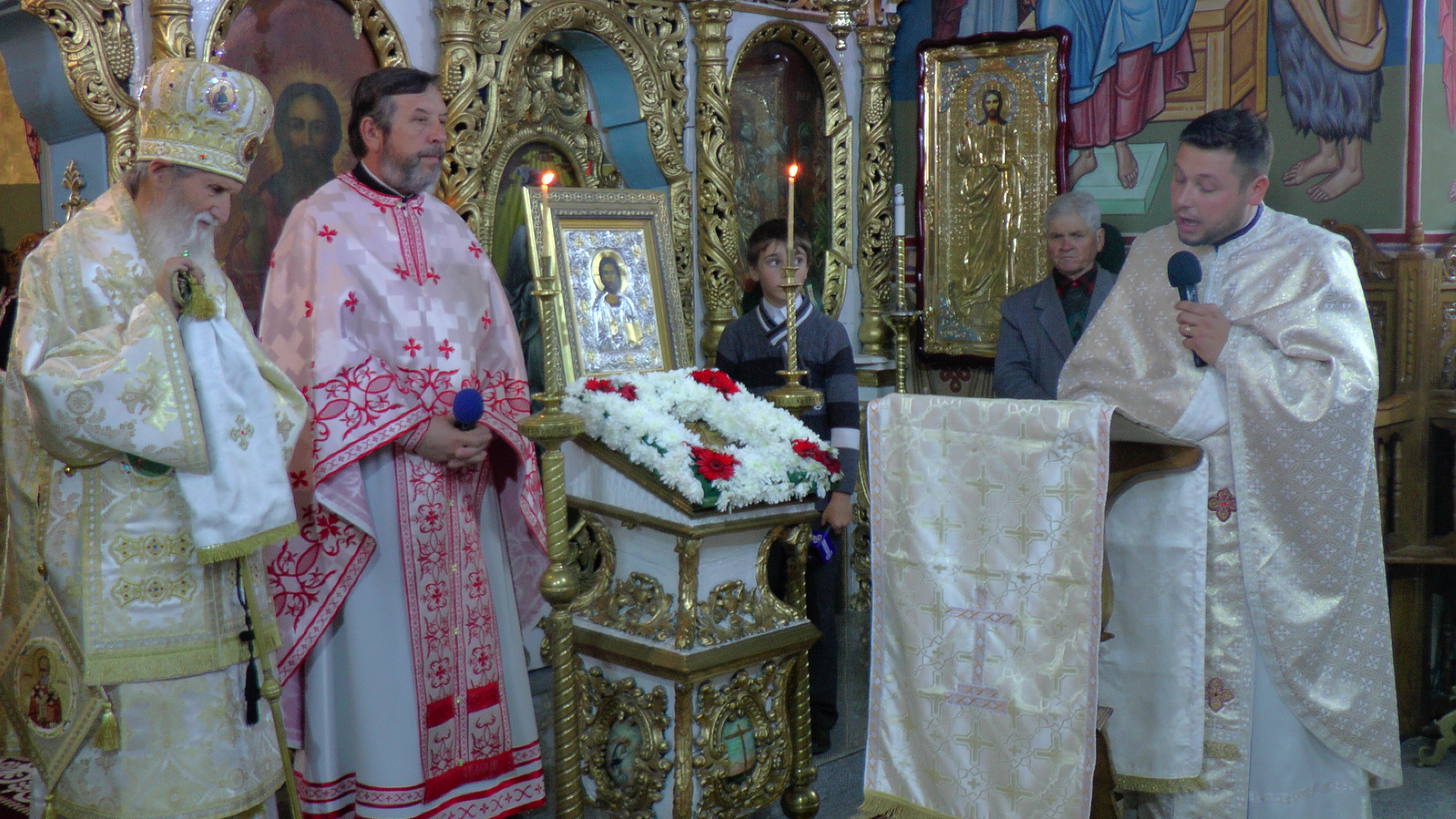 Hramul „Învierea Domnului“, serbat prin Liturghii arhiereşti