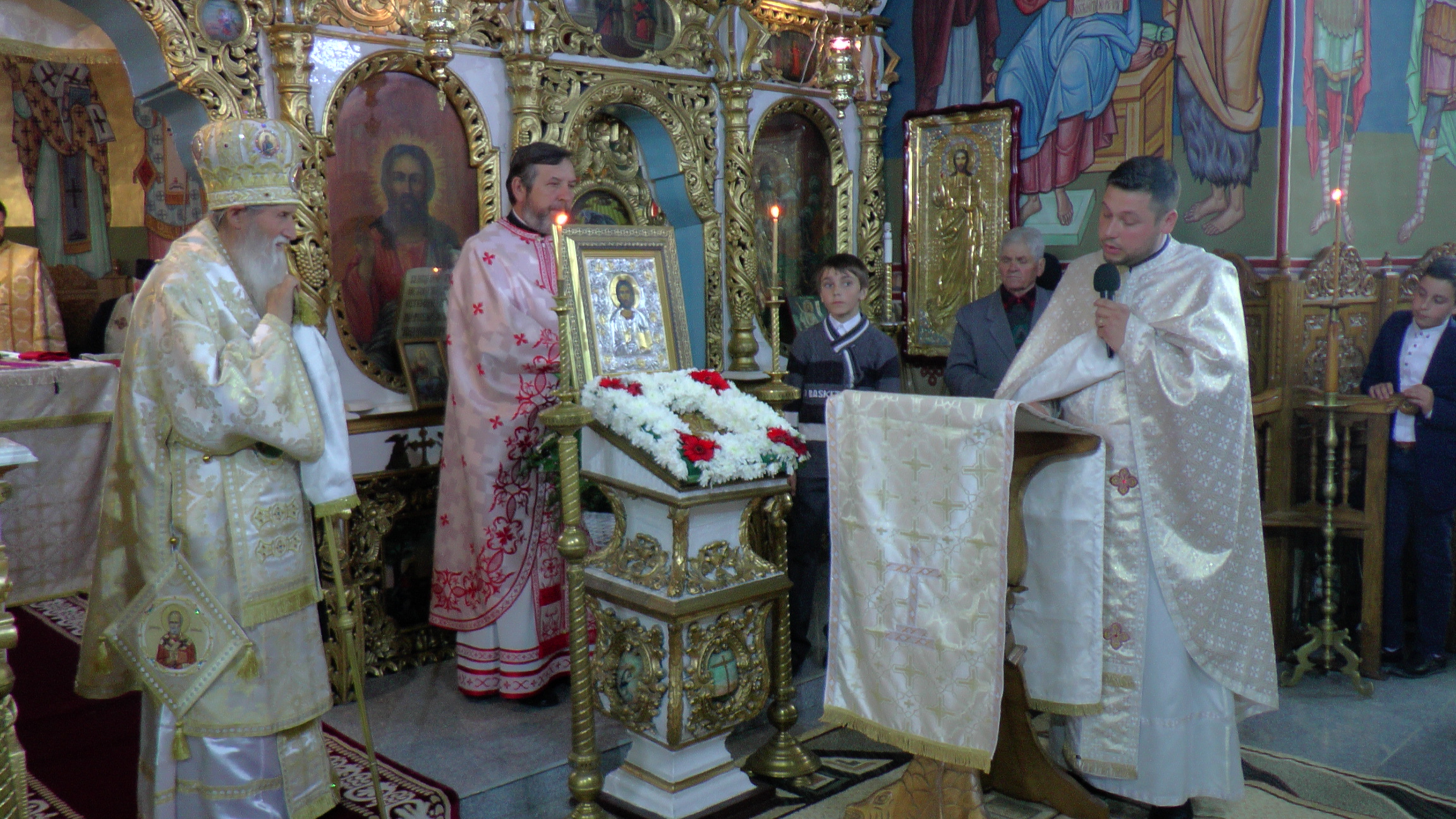 Hramul „Învierea Domnului“, serbat prin Liturghii arhiereşti