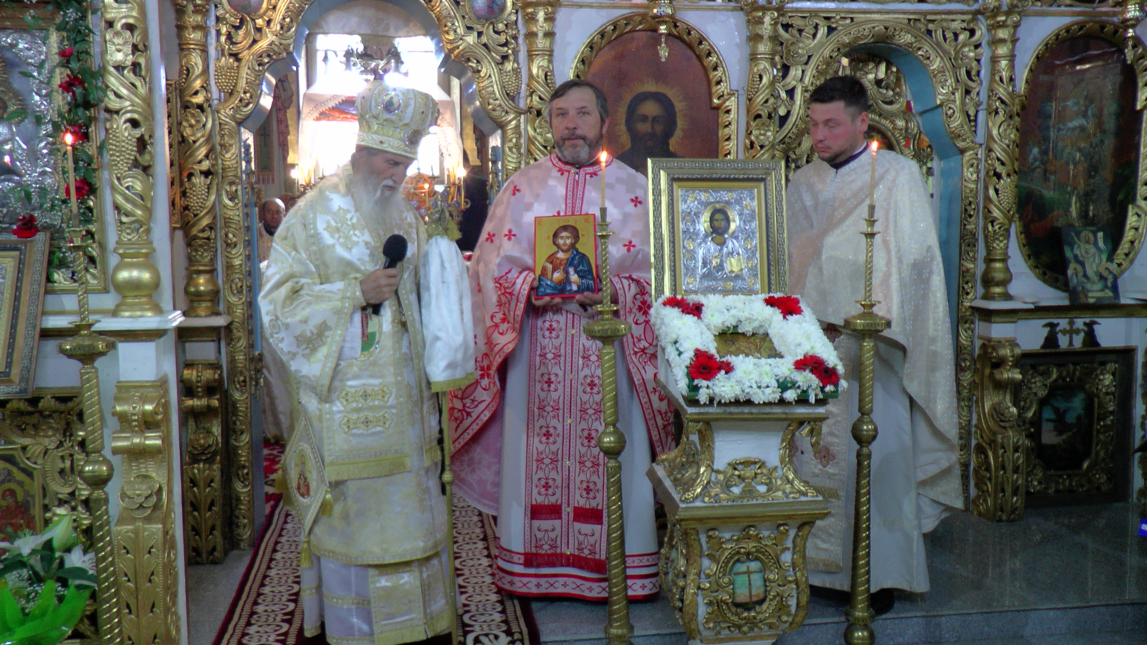 Hramul „Învierea Domnului“, serbat prin Liturghii arhiereşti