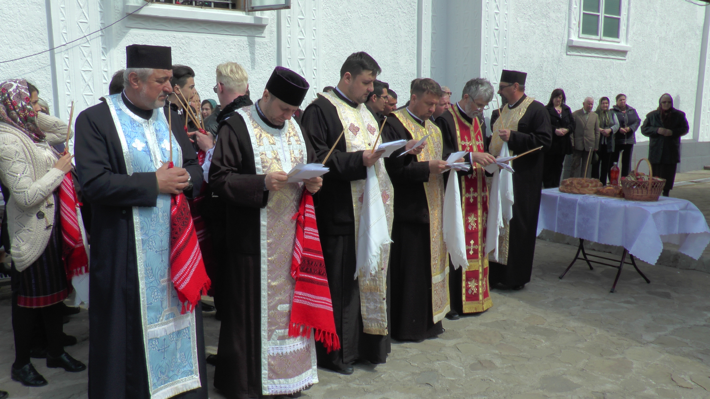 Hramul „Învierea Domnului“, serbat prin Liturghii arhiereşti