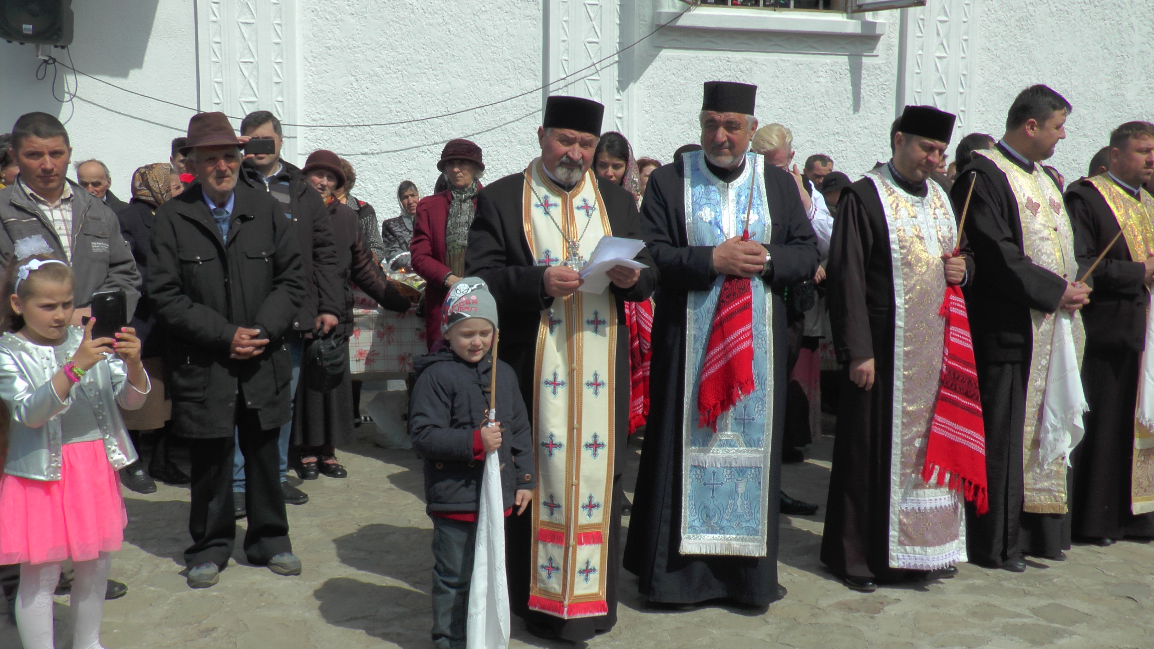 Hramul „Învierea Domnului“, serbat prin Liturghii arhiereşti