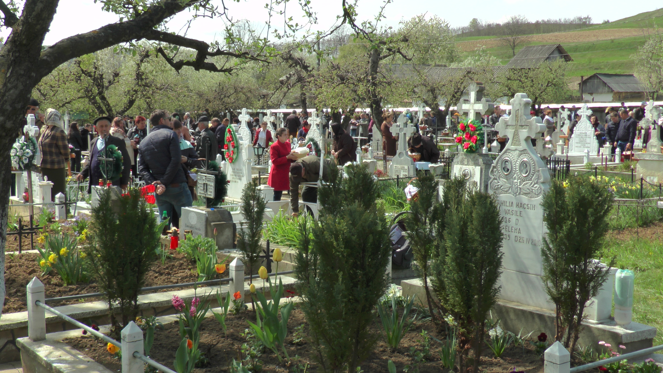 Hramul „Învierea Domnului“, serbat prin Liturghii arhiereşti