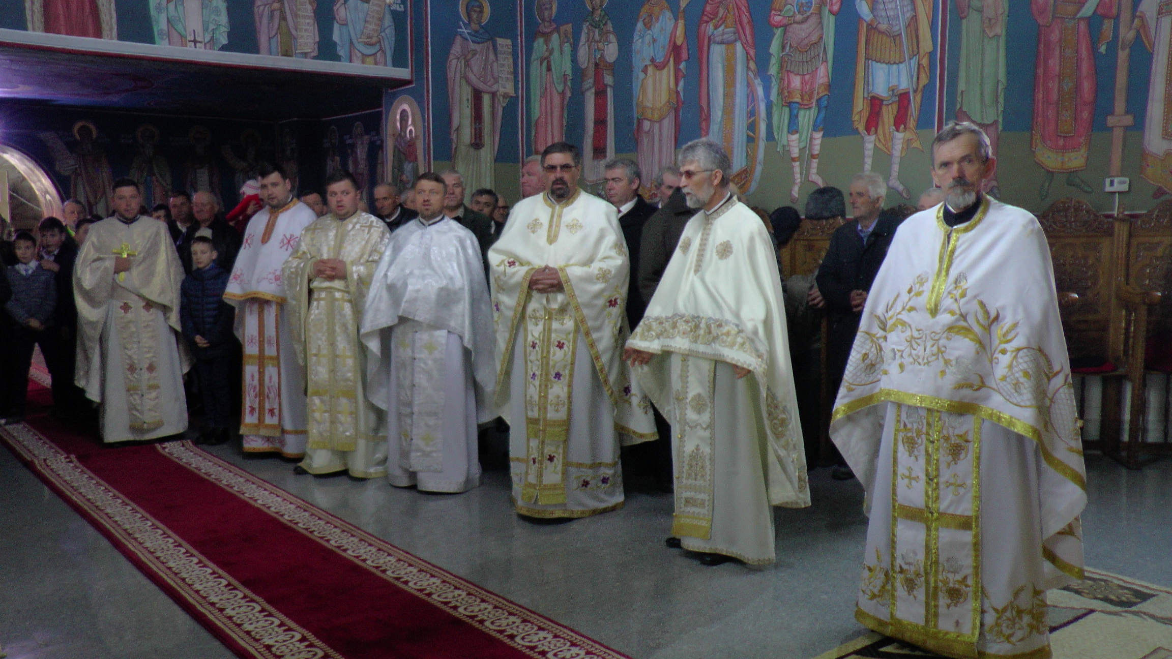 Hramul „Învierea Domnului“, serbat prin Liturghii arhiereşti