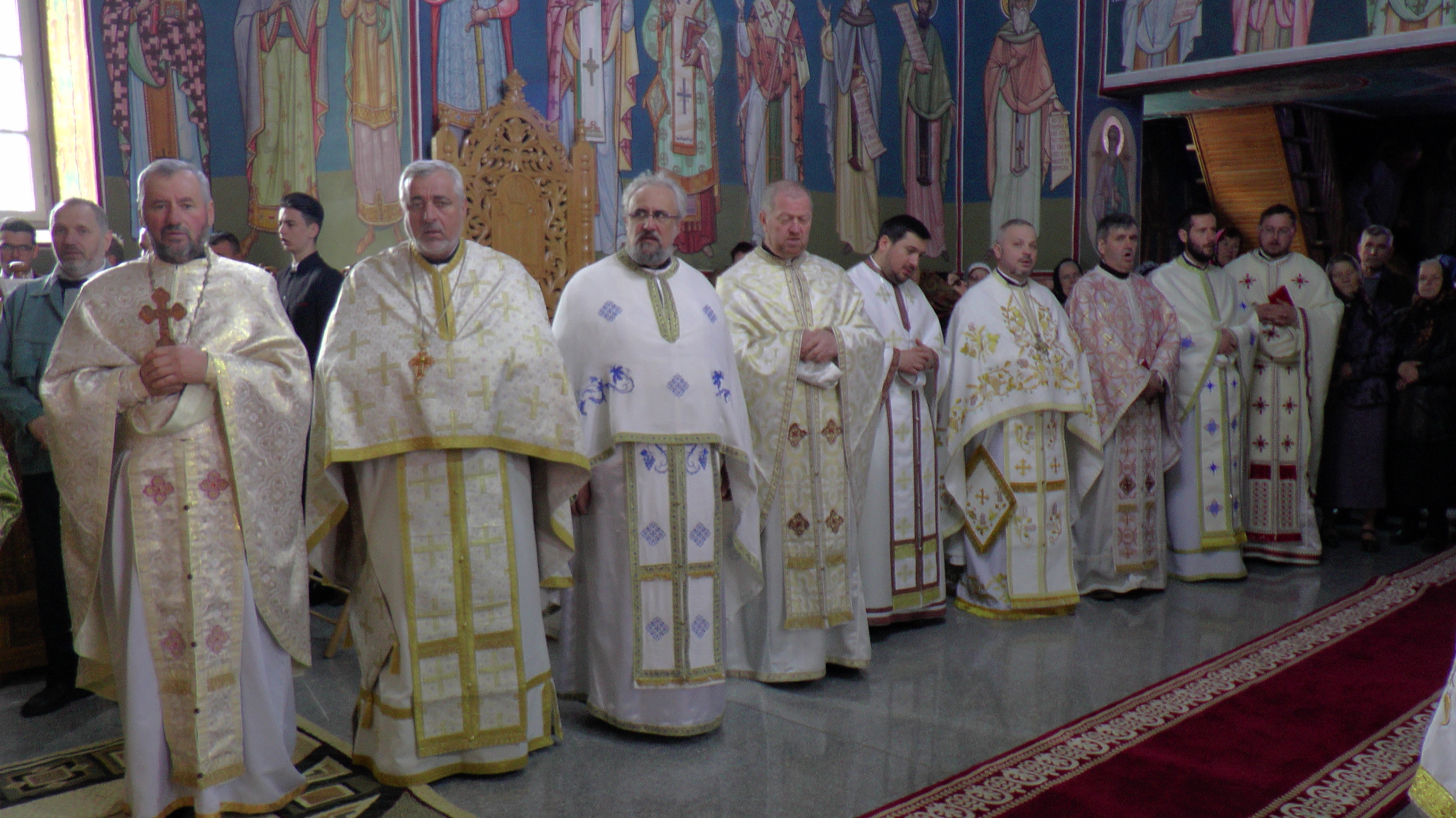 Hramul „Învierea Domnului“, serbat prin Liturghii arhiereşti