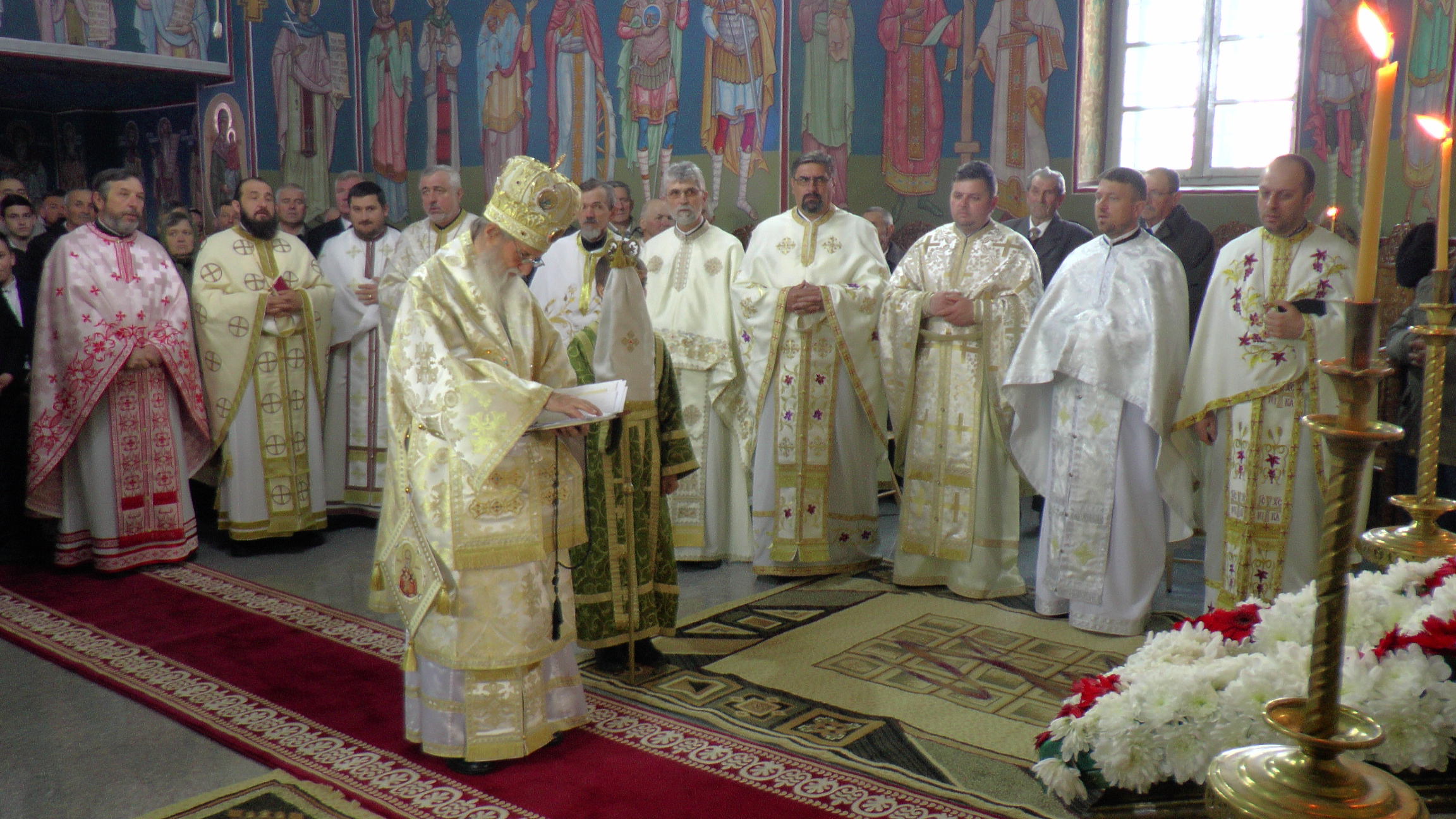 Hramul „Învierea Domnului“, serbat prin Liturghii arhiereşti