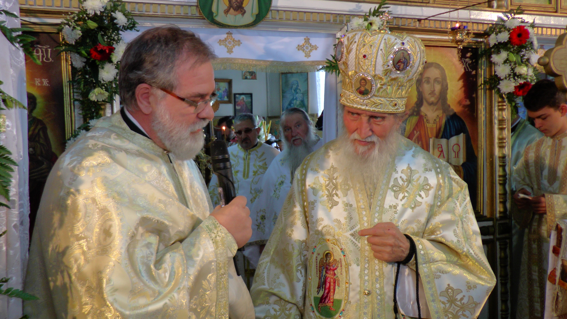 Hramul „Învierea Domnului“, serbat prin Liturghii arhiereşti