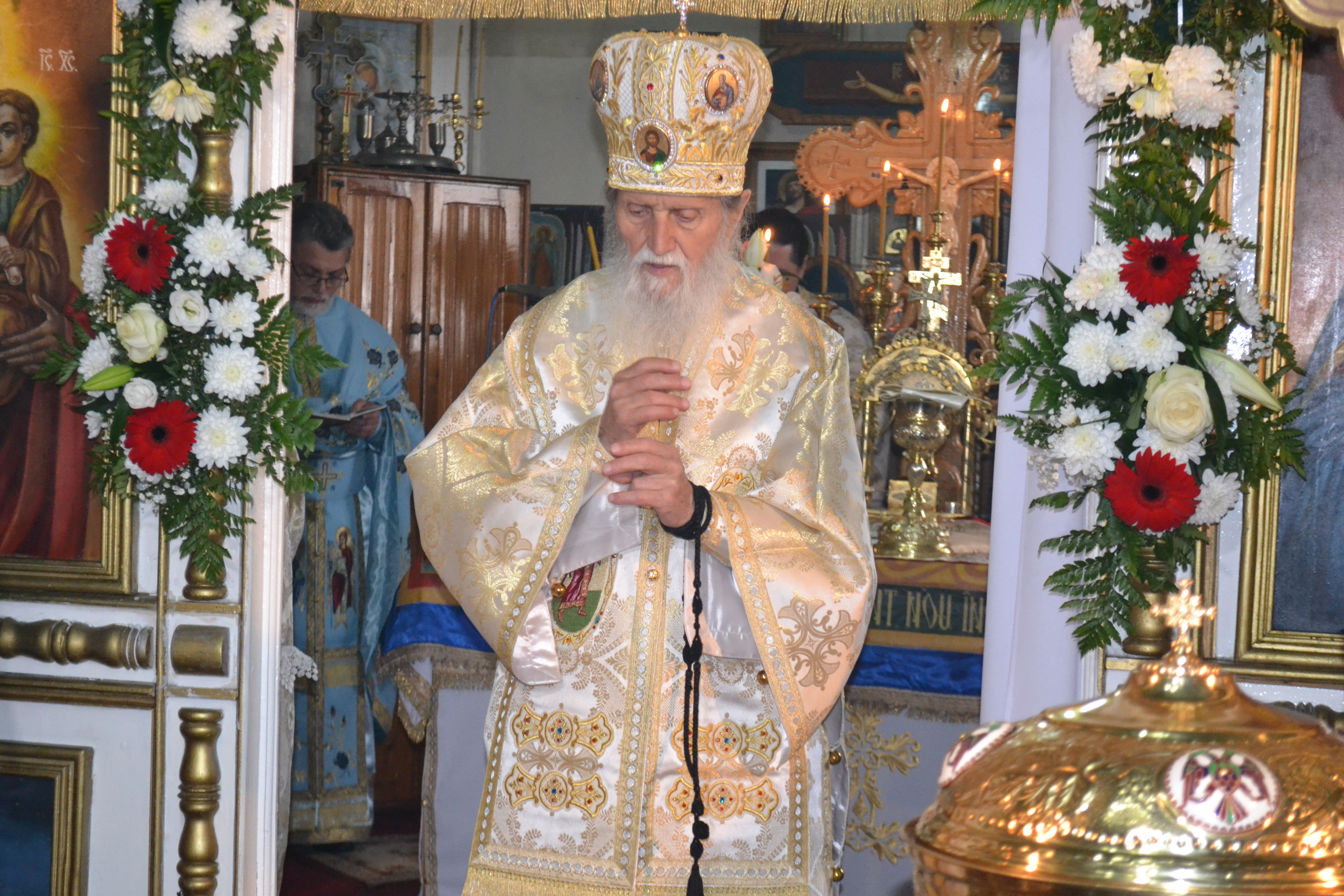 Hramul „Învierea Domnului“, serbat prin Liturghii arhiereşti