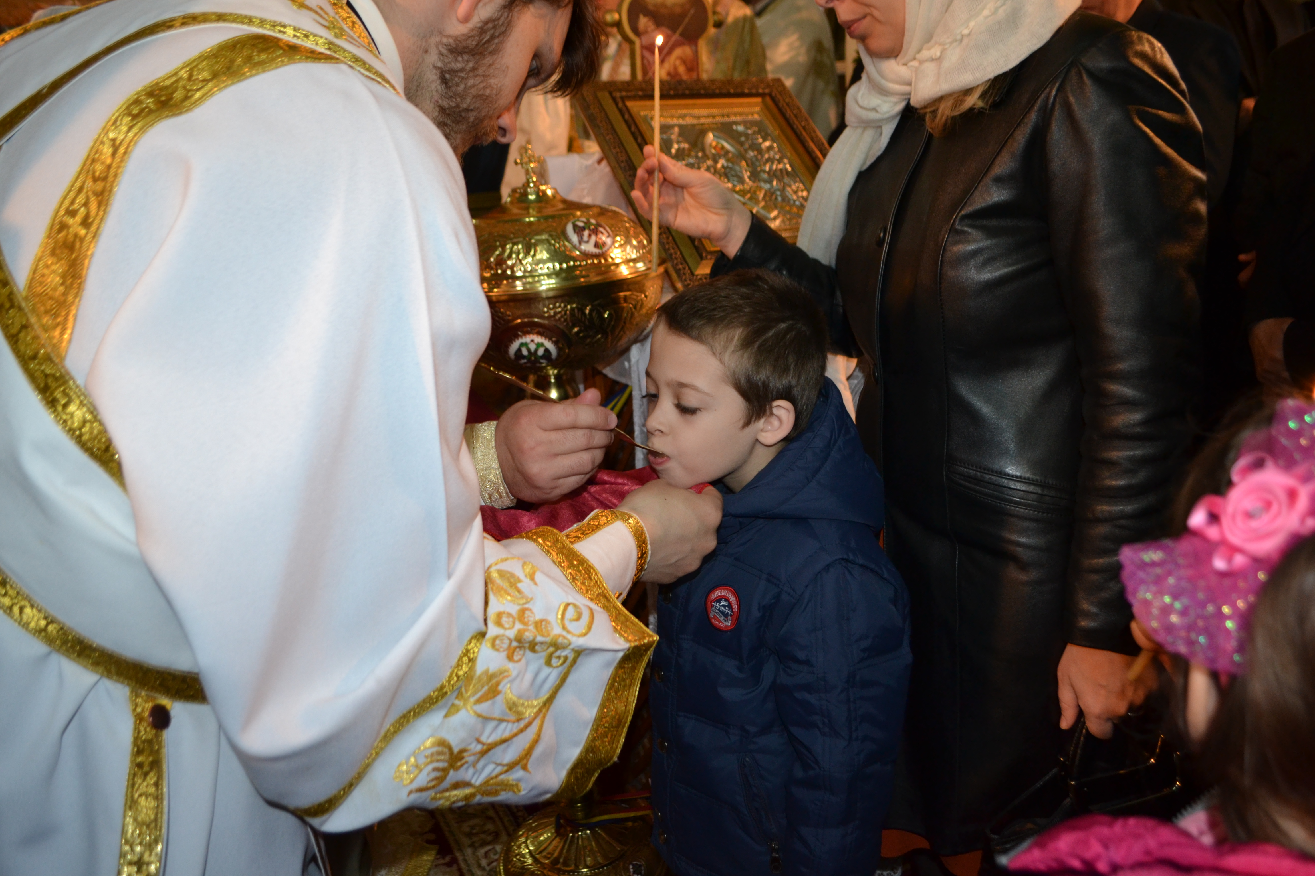 Hramul „Învierea Domnului“, serbat prin Liturghii arhiereşti