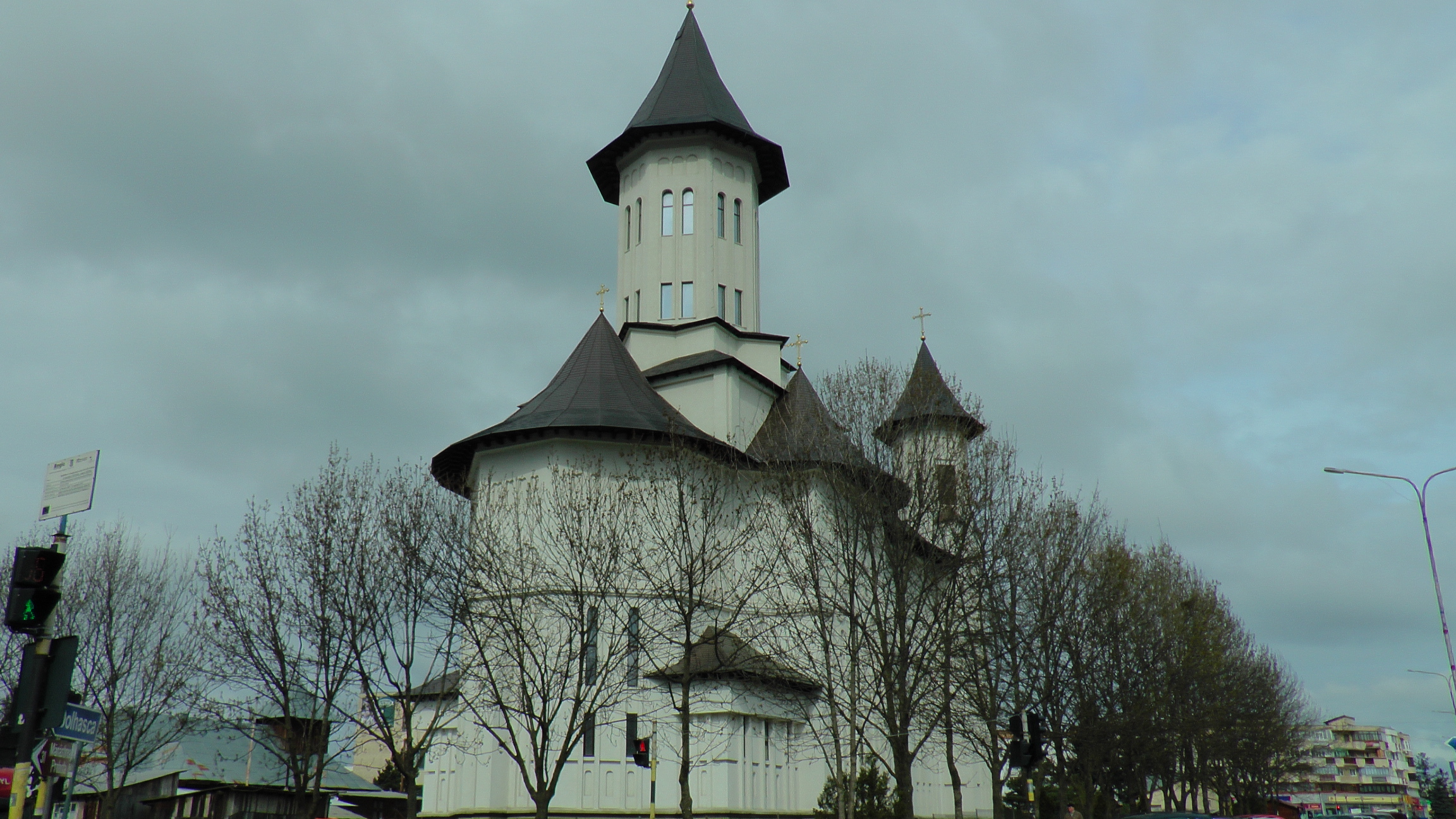 Hramul „Învierea Domnului“, serbat prin Liturghii arhiereşti