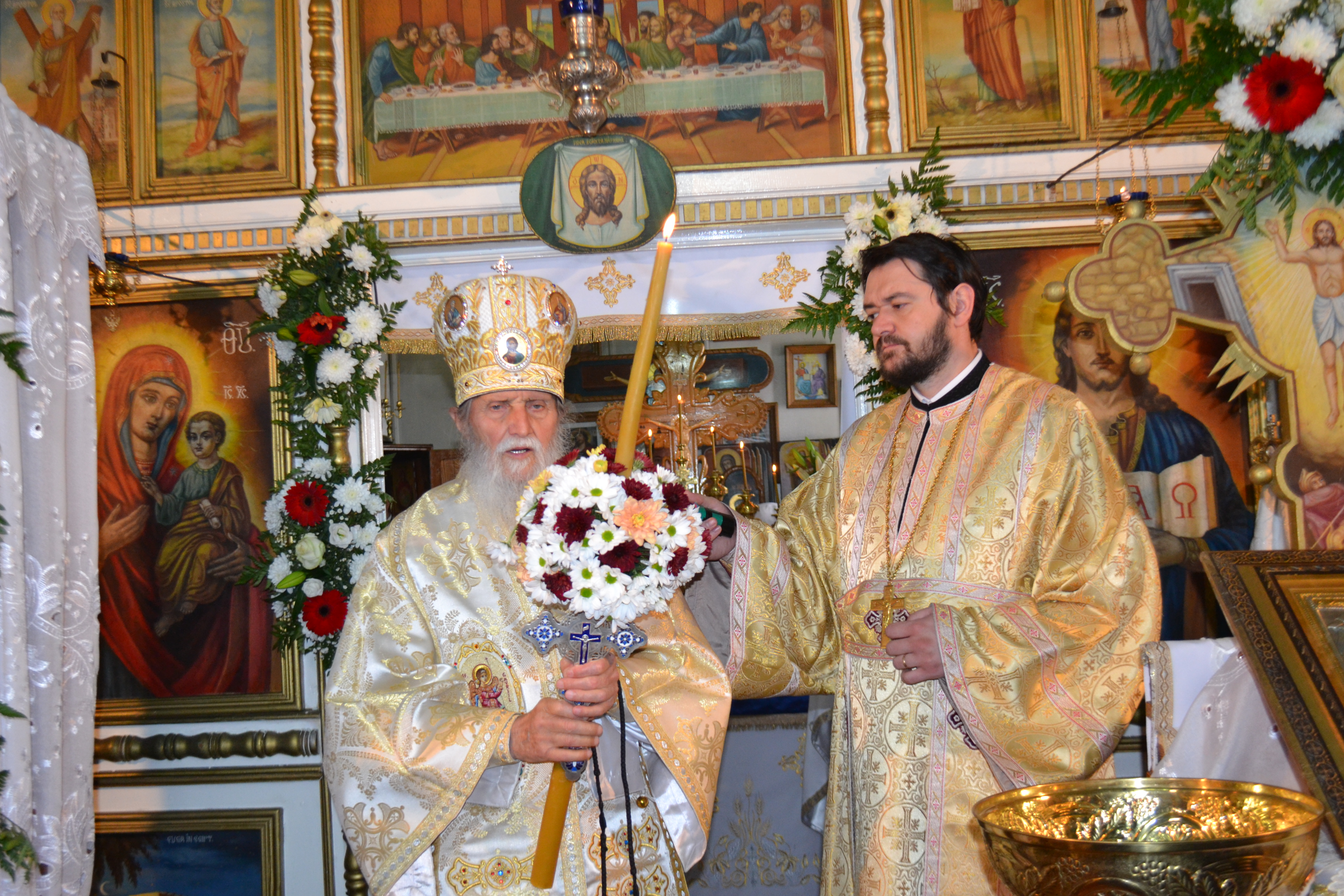 Hramul „Învierea Domnului“, serbat prin Liturghii arhiereşti