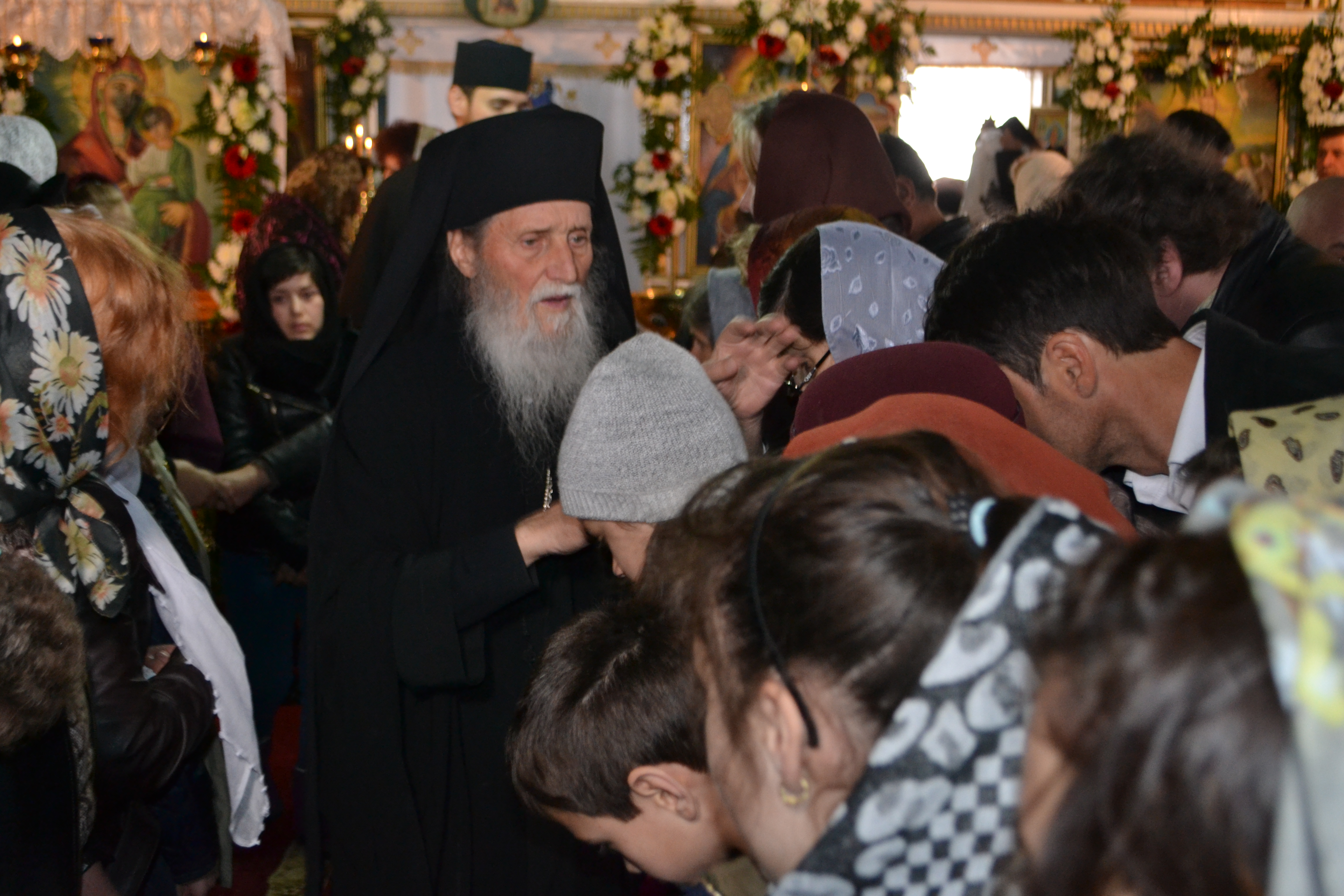 Hramul „Învierea Domnului“, serbat prin Liturghii arhiereşti