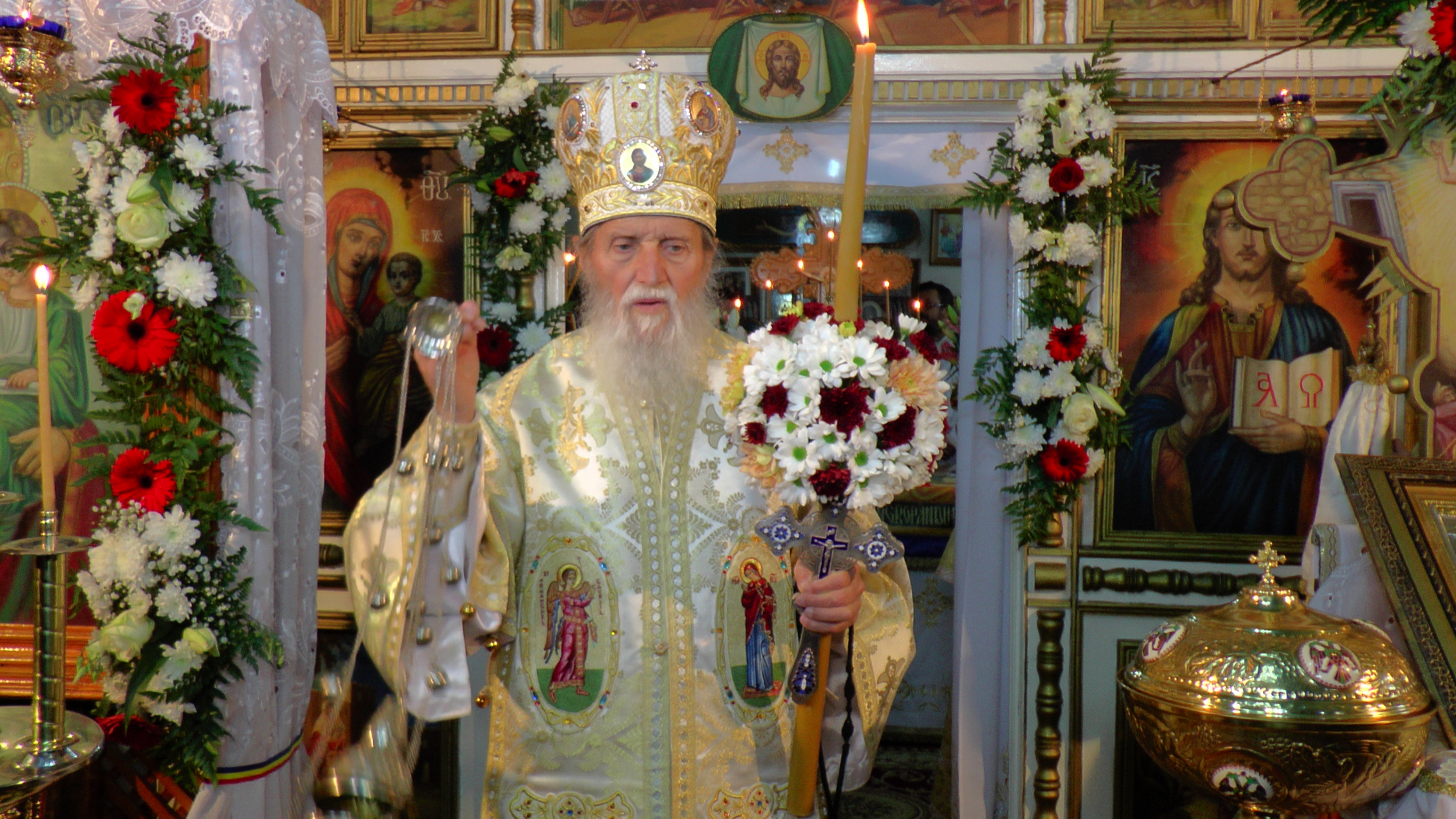 Hramul „Învierea Domnului“, serbat prin Liturghii arhiereşti