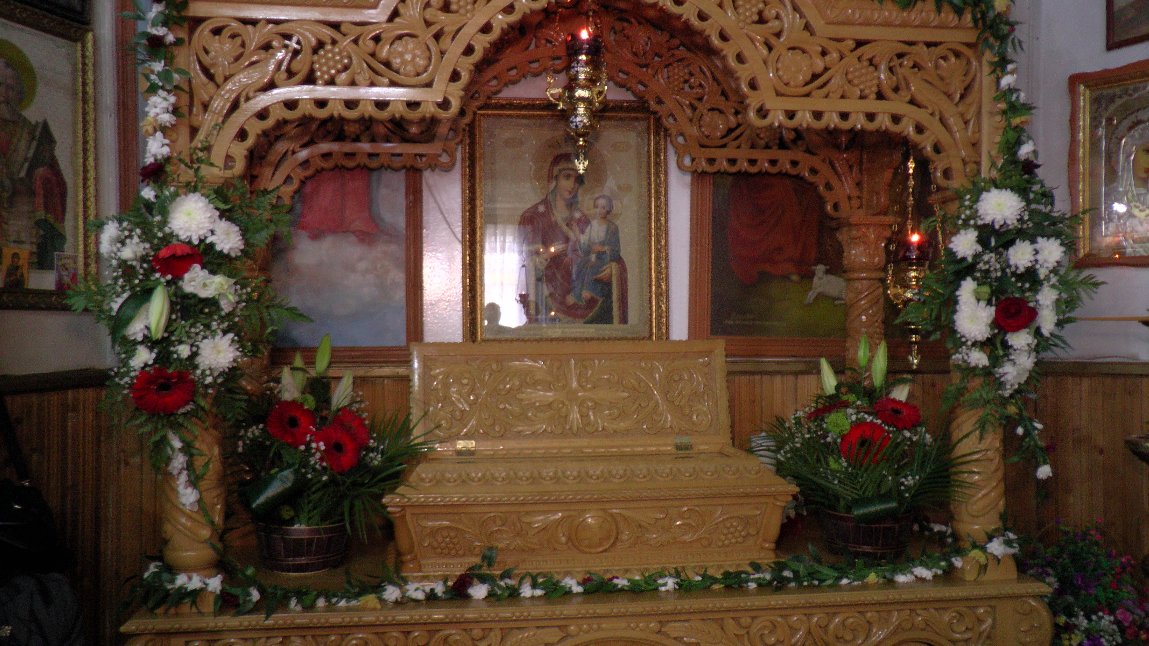 Hramul „Învierea Domnului“, serbat prin Liturghii arhiereşti