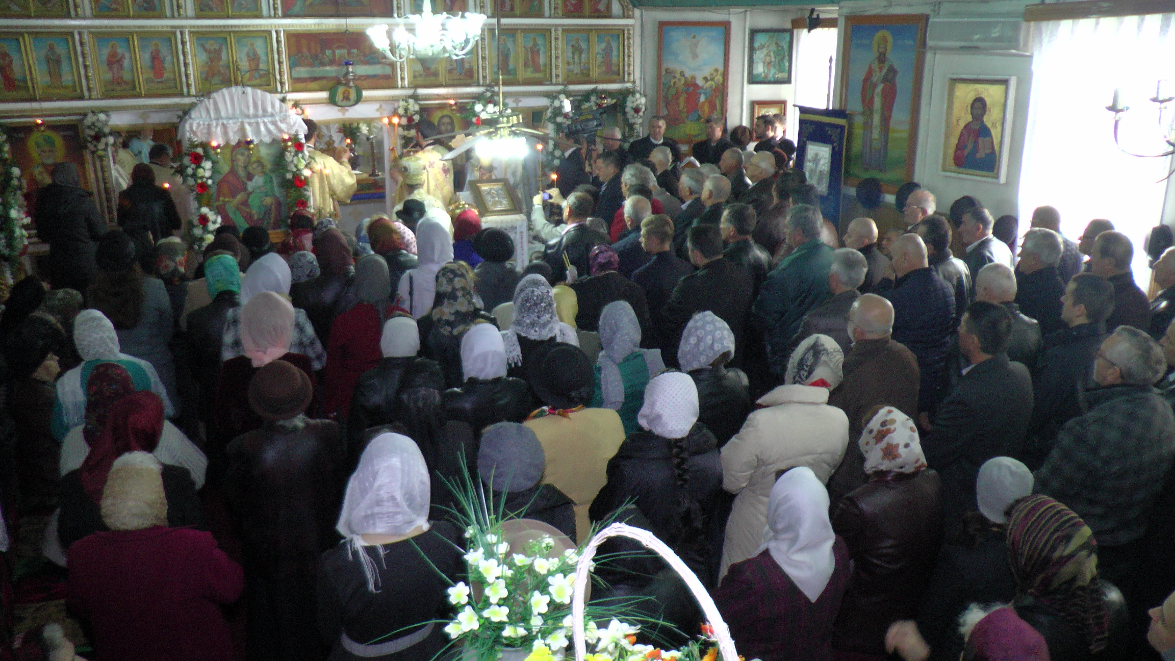 Hramul „Învierea Domnului“, serbat prin Liturghii arhiereşti