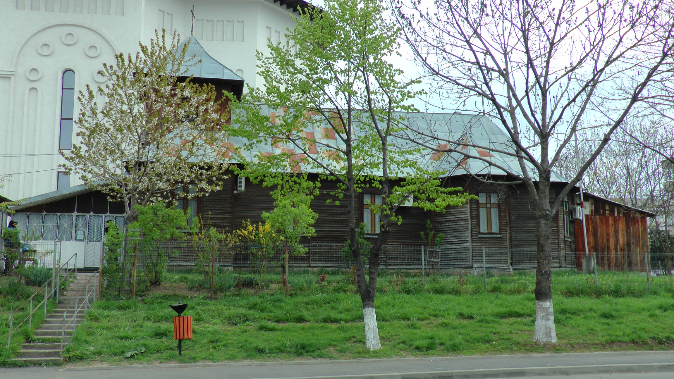Hramul „Învierea Domnului“, serbat prin Liturghii arhiereşti