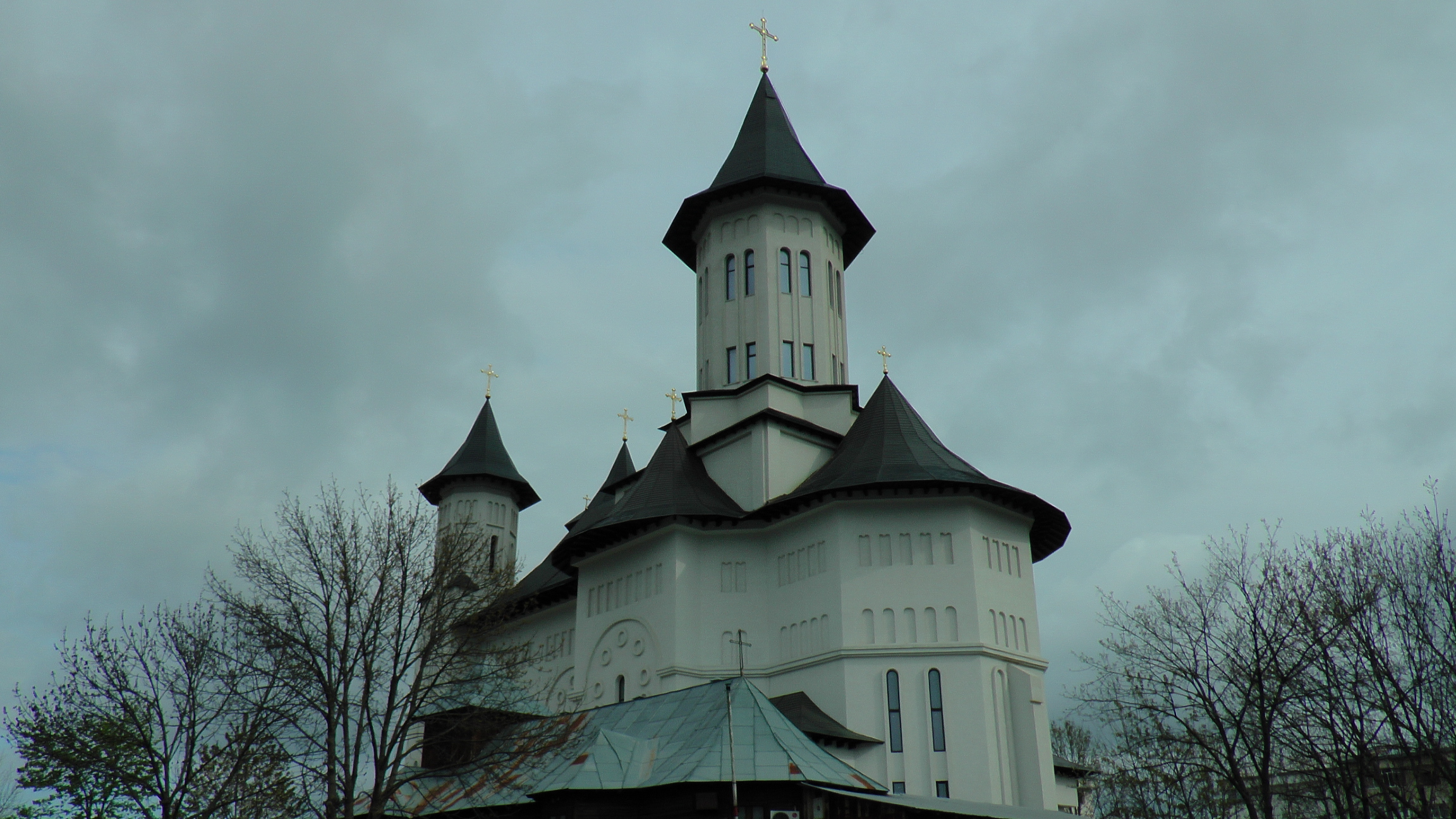 Hramul „Învierea Domnului“, serbat prin Liturghii arhiereşti