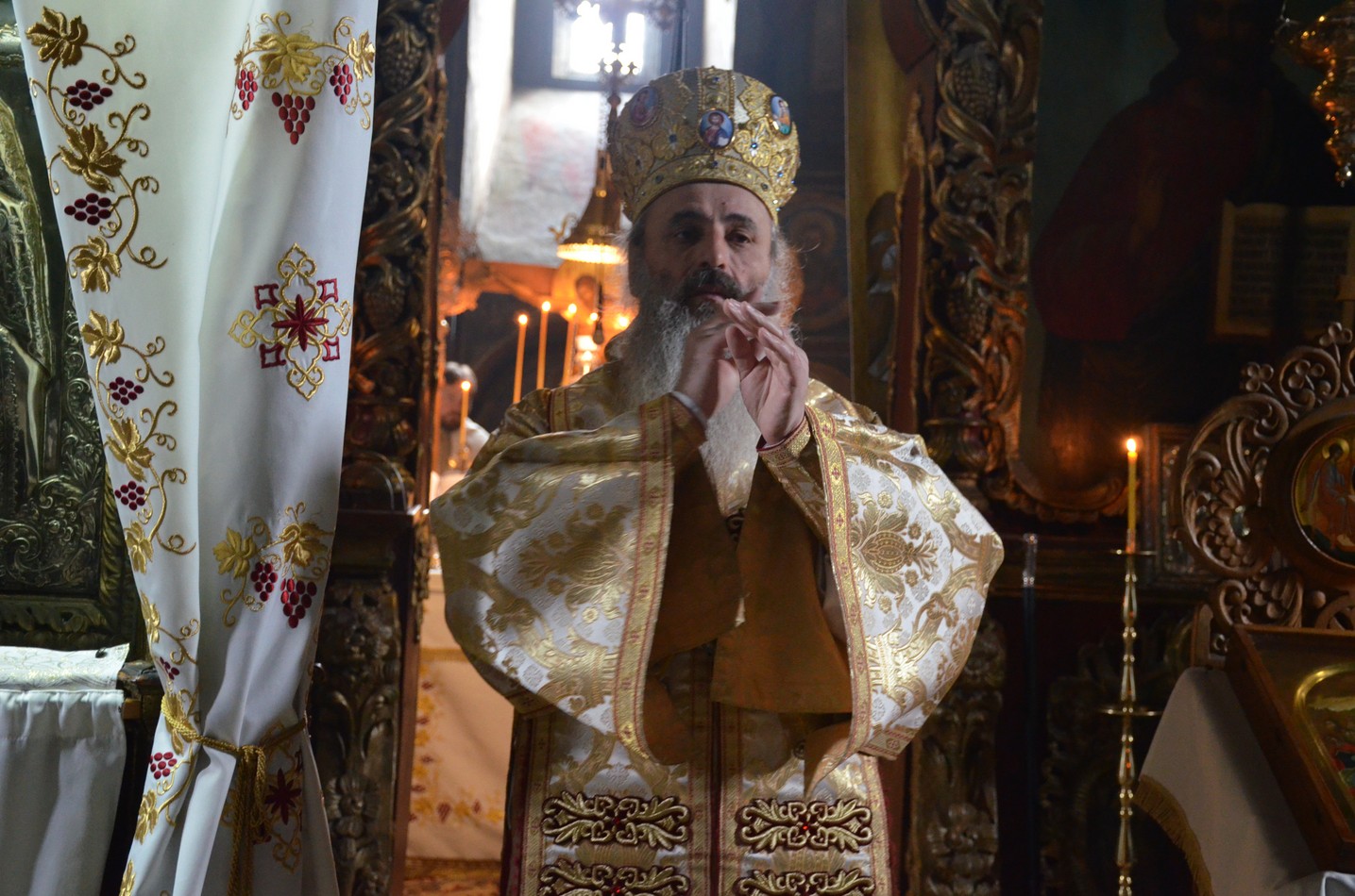 Mitropolitul Teofan la hramul Mănăstirii Bistriţa: „Dumnezeu nu poate să locuiască într-o minte stăpânită de conştiinţa luciferică a superiorităţii faţă de ceilalţi“