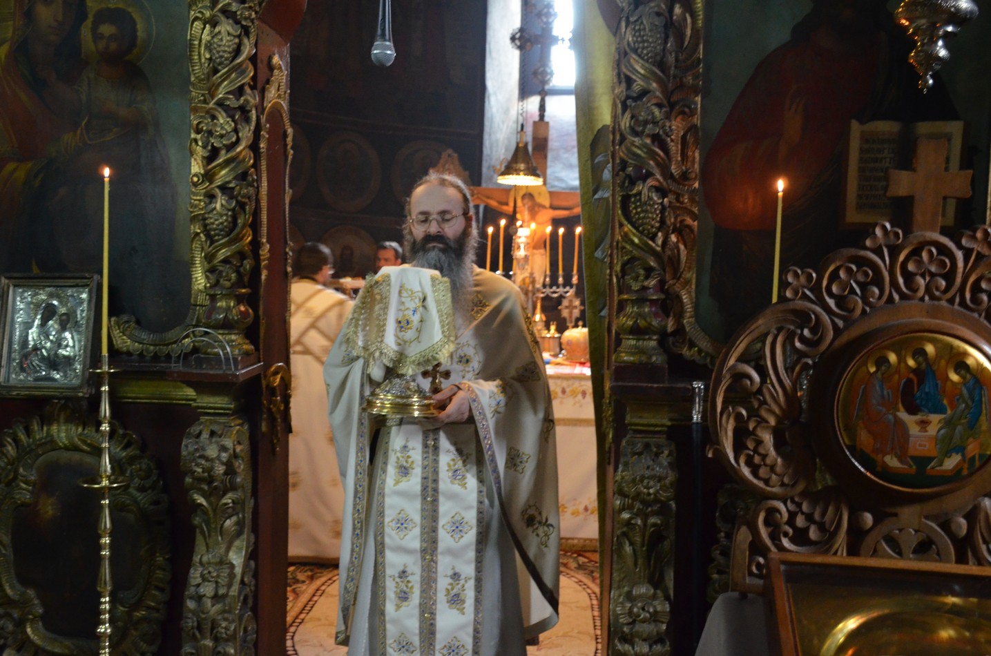 Mitropolitul Teofan la hramul Mănăstirii Bistriţa: „Dumnezeu nu poate să locuiască într-o minte stăpânită de conştiinţa luciferică a superiorităţii faţă de ceilalţi“