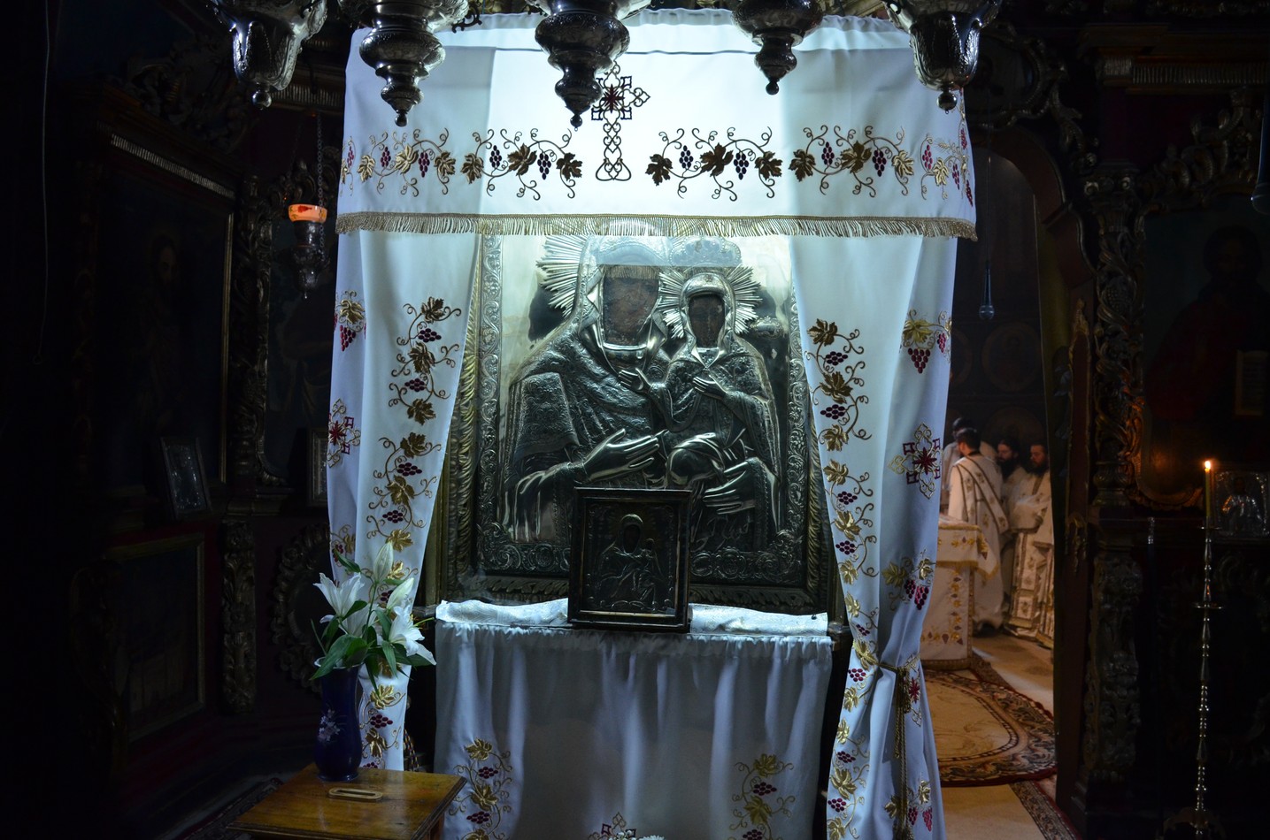 Mitropolitul Teofan la hramul Mănăstirii Bistriţa: „Dumnezeu nu poate să locuiască într-o minte stăpânită de conştiinţa luciferică a superiorităţii faţă de ceilalţi“