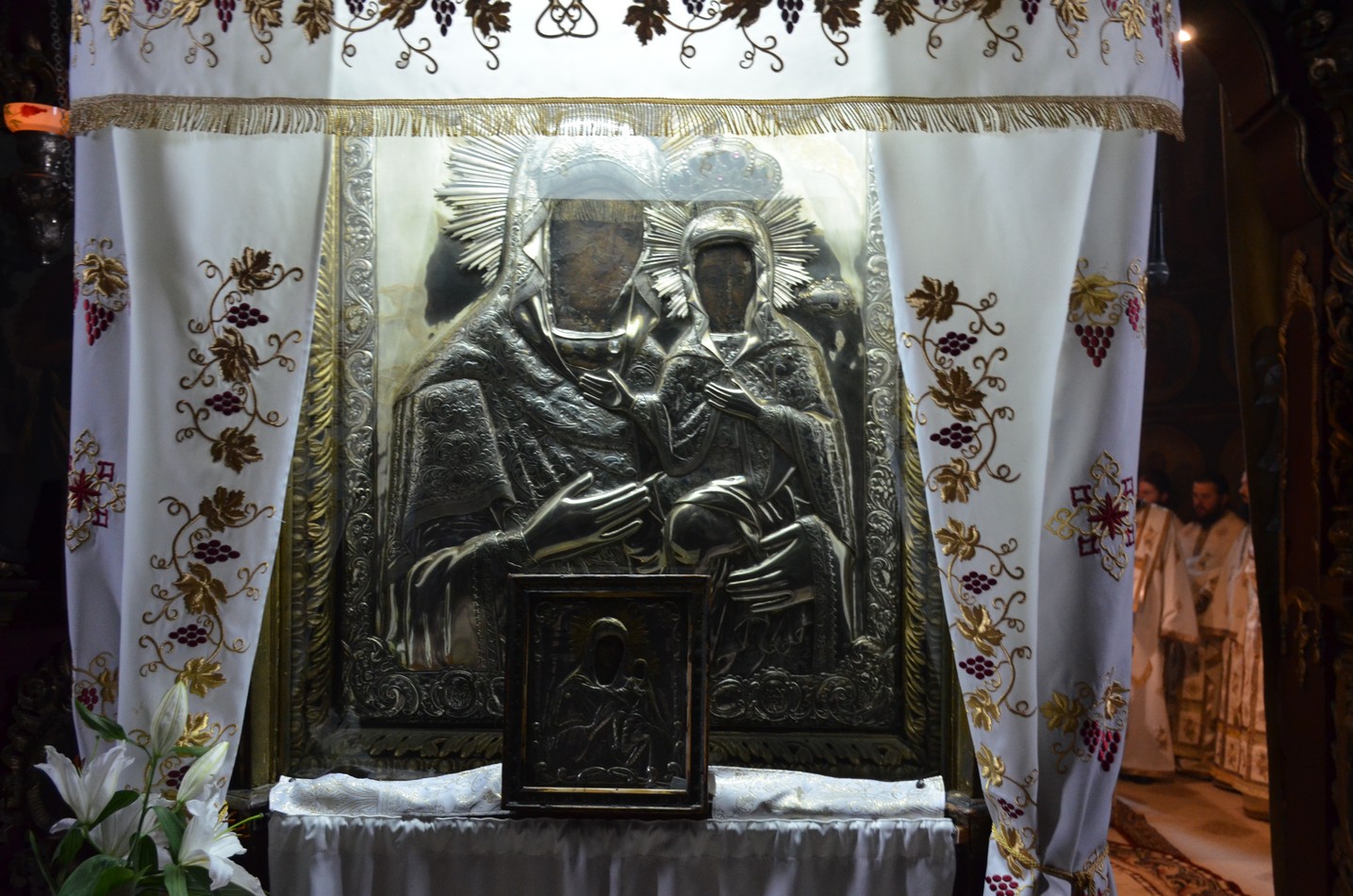 Mitropolitul Teofan la hramul Mănăstirii Bistriţa: „Dumnezeu nu poate să locuiască într-o minte stăpânită de conştiinţa luciferică a superiorităţii faţă de ceilalţi“