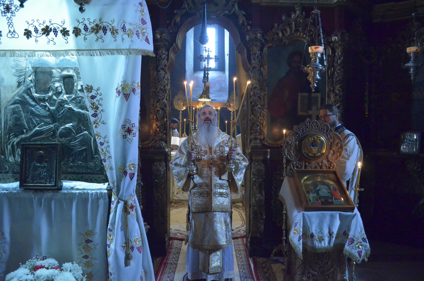 Mitropolitul Teofan la hramul Mănăstirii Bistriţa: „Dumnezeu nu poate să locuiască într-o minte stăpânită de conştiinţa luciferică a superiorităţii faţă de ceilalţi“