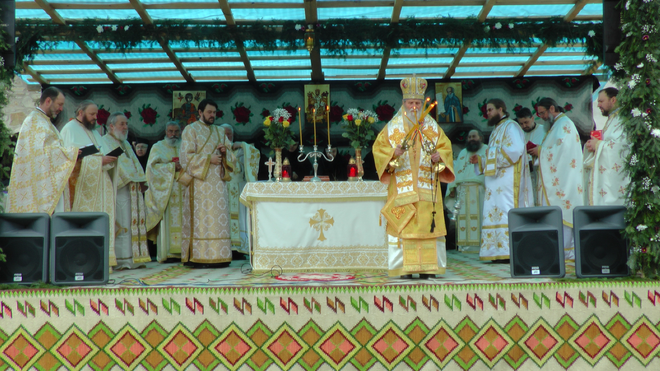 Arhiepiscopul Sucevei, la hramul Voronețului: „Credinţa este aceea care ne face să înţelegem ceea ce nu înţelegem cu mintea“