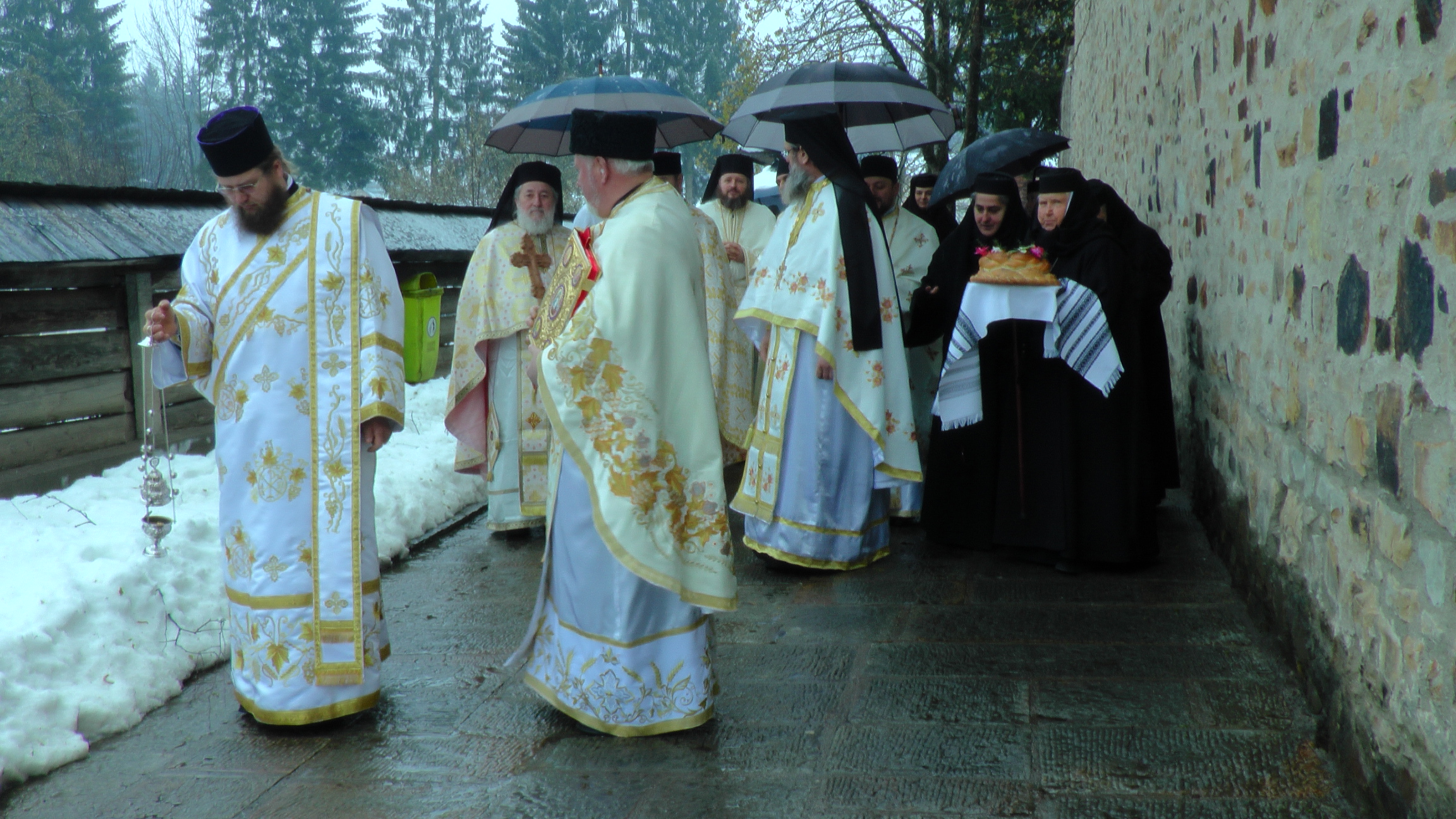 Arhiepiscopul Sucevei, la hramul Voronețului: „Credinţa este aceea care ne face să înţelegem ceea ce nu înţelegem cu mintea“