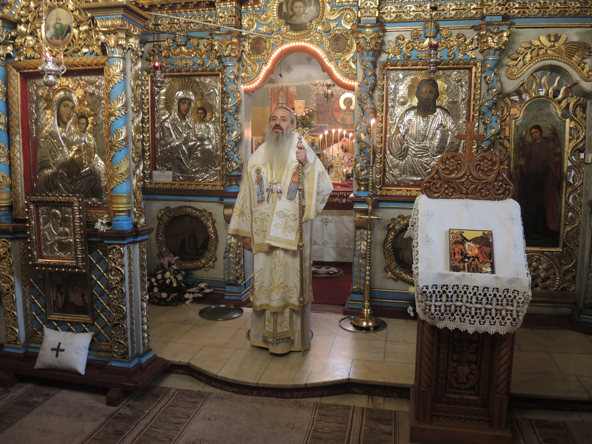 Sfânta Liturghie și Taina Sfântului Botez, oficiate de IPS Părinte Mitropolit Teofan în a doua zi de Paști Sfânta Liturghie și Taina Sfântului Botez, oficiate de IPS Părinte Mitropolit Teofan în a doua zi de Paști