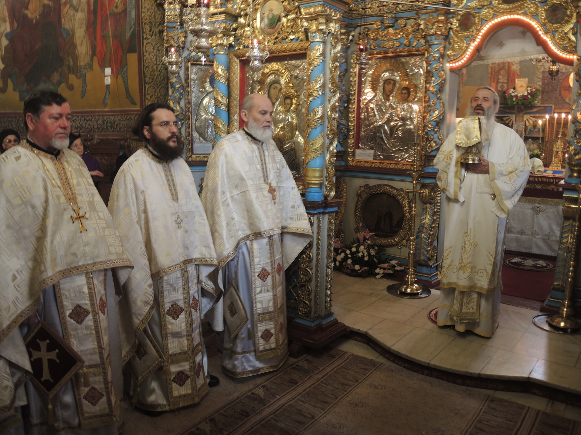 Sfânta Liturghie și Taina Sfântului Botez, oficiate de IPS Părinte Mitropolit Teofan în a doua zi de Paști Sfânta Liturghie și Taina Sfântului Botez, oficiate de IPS Părinte Mitropolit Teofan în a doua zi de Paști