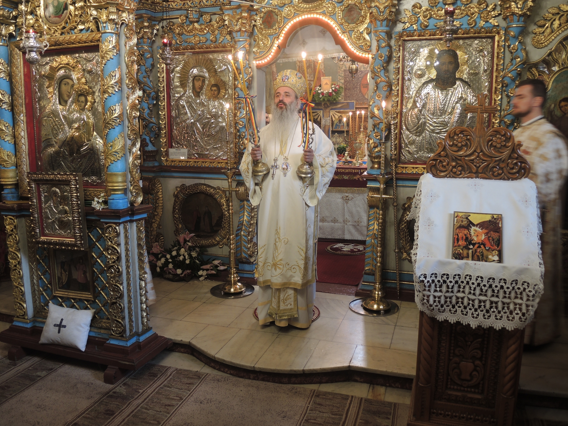 Sfânta Liturghie și Taina Sfântului Botez, oficiate de IPS Părinte Mitropolit Teofan în a doua zi de Paști Sfânta Liturghie și Taina Sfântului Botez, oficiate de IPS Părinte Mitropolit Teofan în a doua zi de Paști