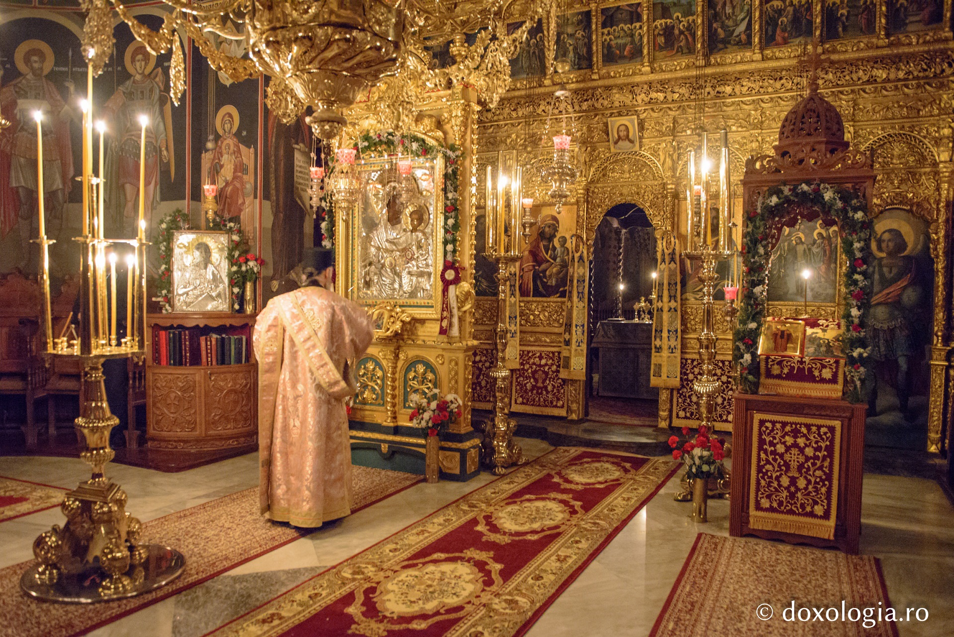 „Maica lui Dumnezeu, de-mi este de folos să mai trăiesc, însănătoșește-mă!” / Foto: Pr. Silviu Cluci diacon în mijlocul bisericii