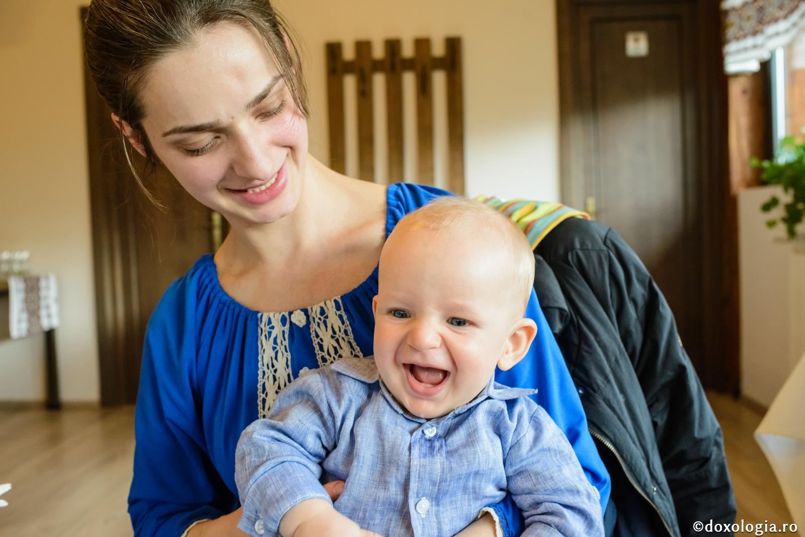 mamă cu copilul în brațe